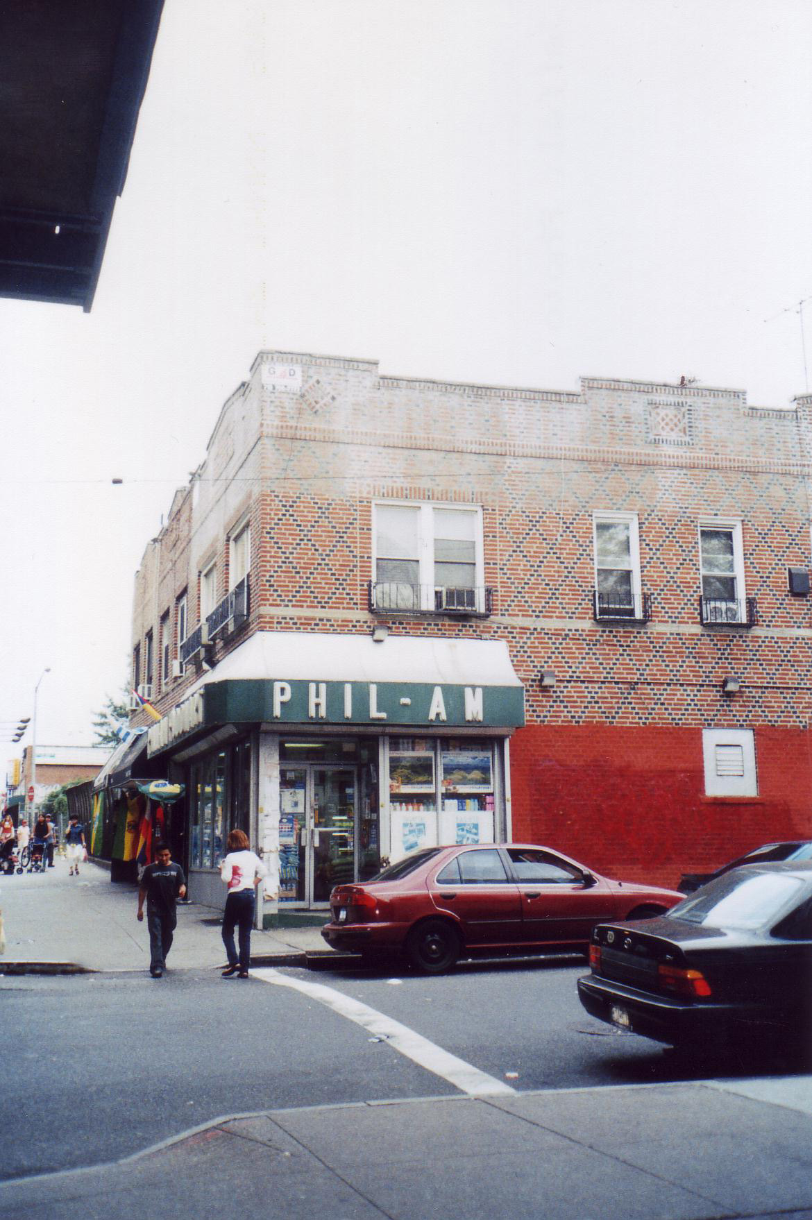 角地にある Phil-Am（フィリピン食料品店）の店先