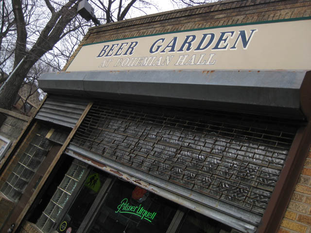 Bohemian Hall の BEER GARDEN の看板と入口