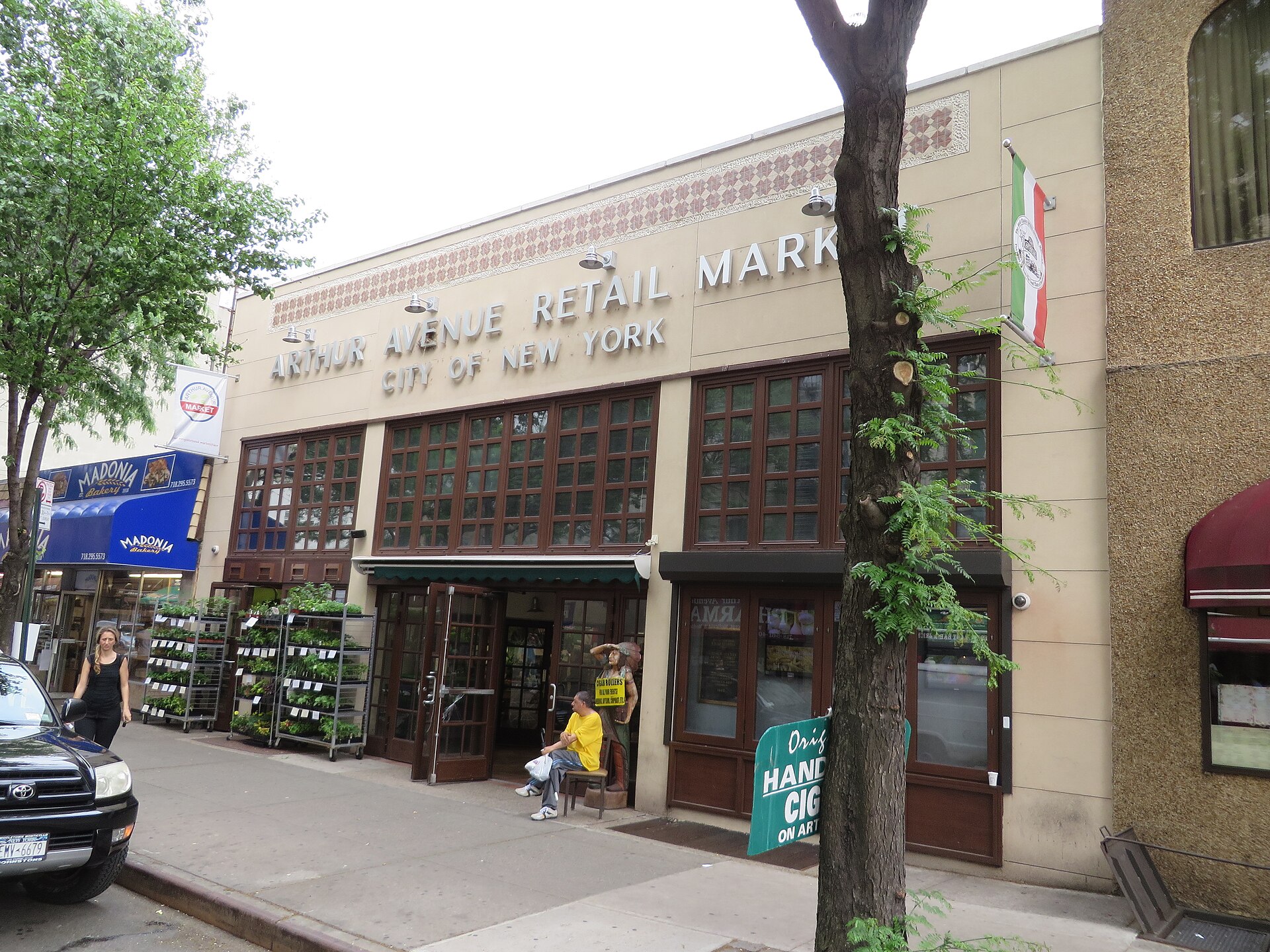 Arthur Avenue Retail Market の建物の入口