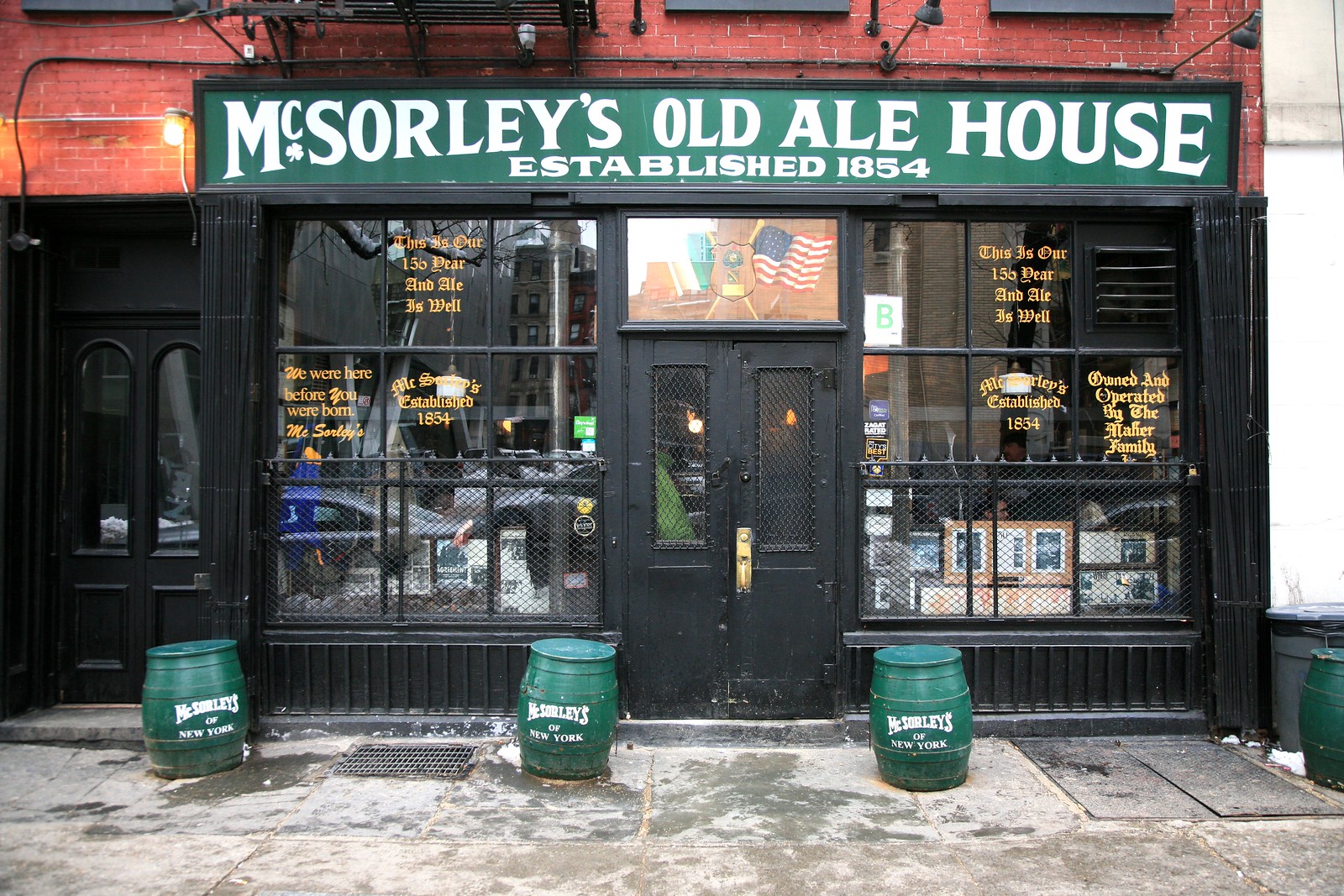 緑の看板の McSorley's Old Ale House の店先と緑の樽