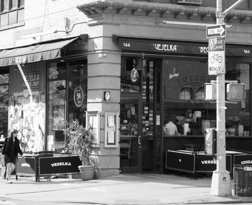 2番街144番地の角に建つ Veselka の店先（白黒）
