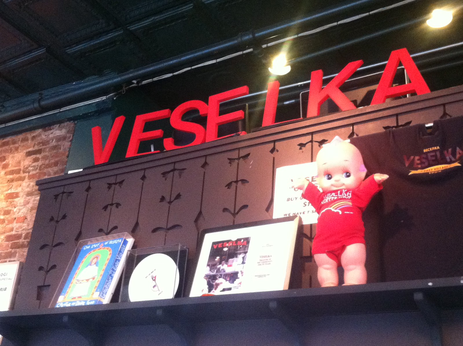 店内の壁に掲げられた赤い VESELKA の文字と人形