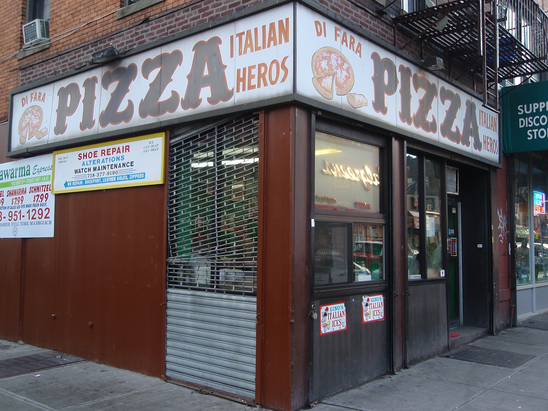 赤い看板に DI FARA PIZZA と大書された角の店構え