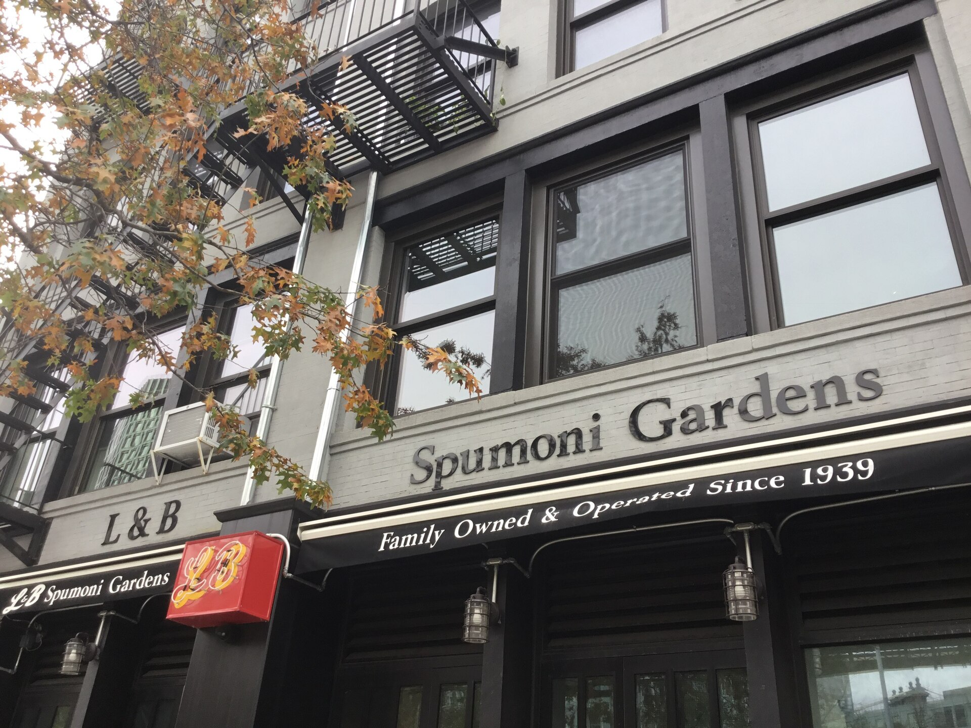 Spumoni Gardens / Family Owned & Operated Since 1939 の看板が掛かる店の正面