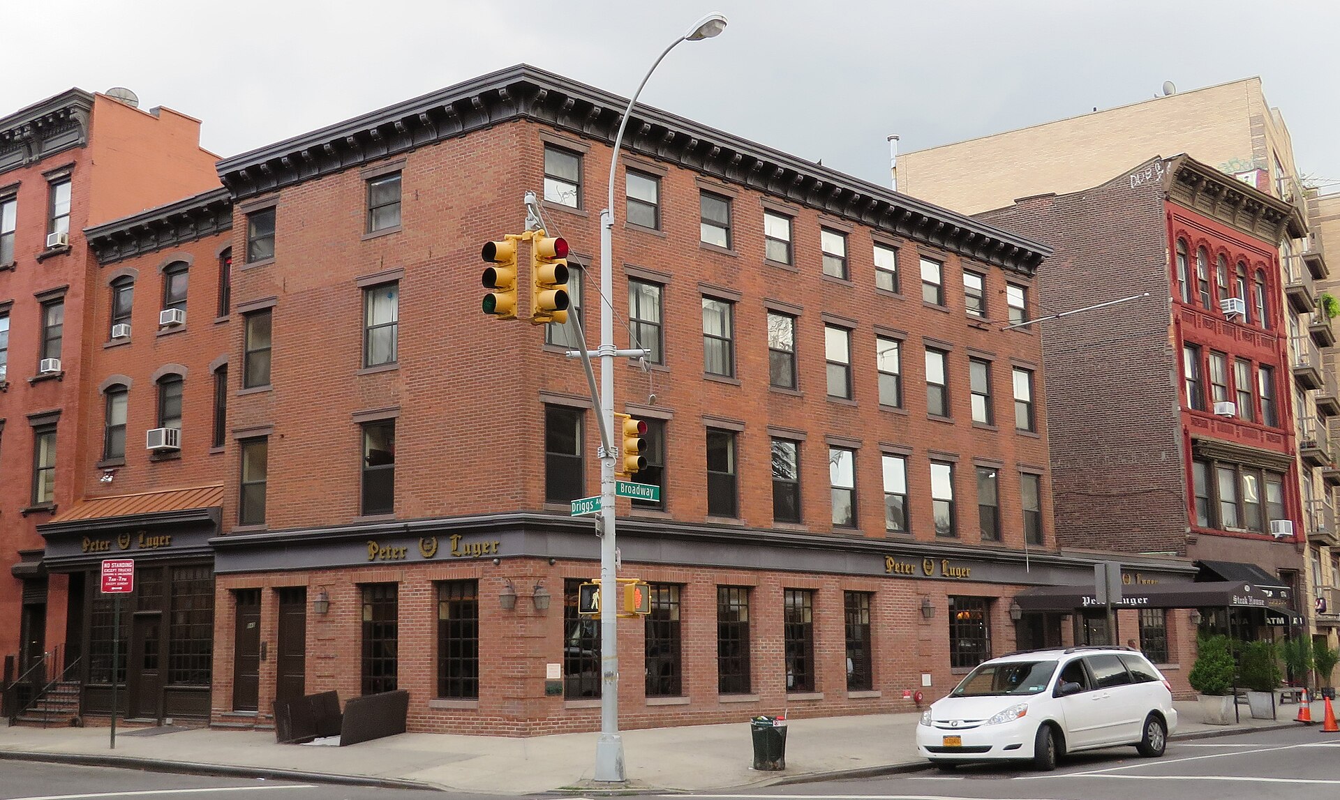 ブロードウェイの角に建つ赤れんが4階建て、1階が Peter Luger