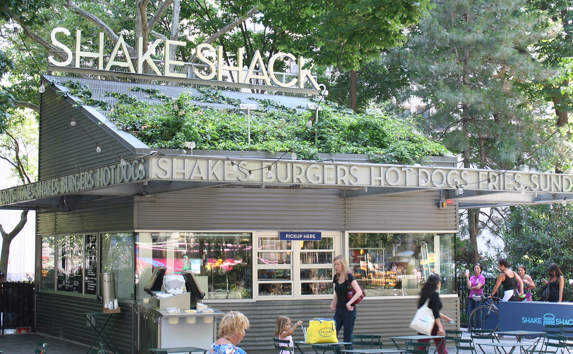 緑の屋根に SHAKE SHACK の看板を掲げたマディソン・スクエア・パークの売店と木立