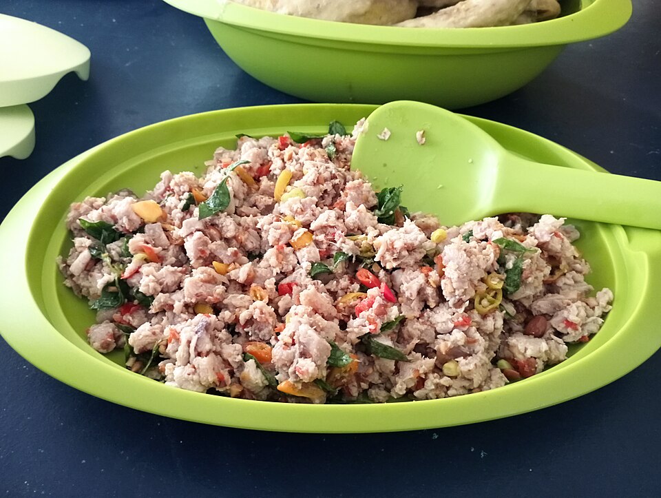 緑の器に盛られた、刻んだ生のマグロやカツオを香辛料で和えたゴフ・イカン