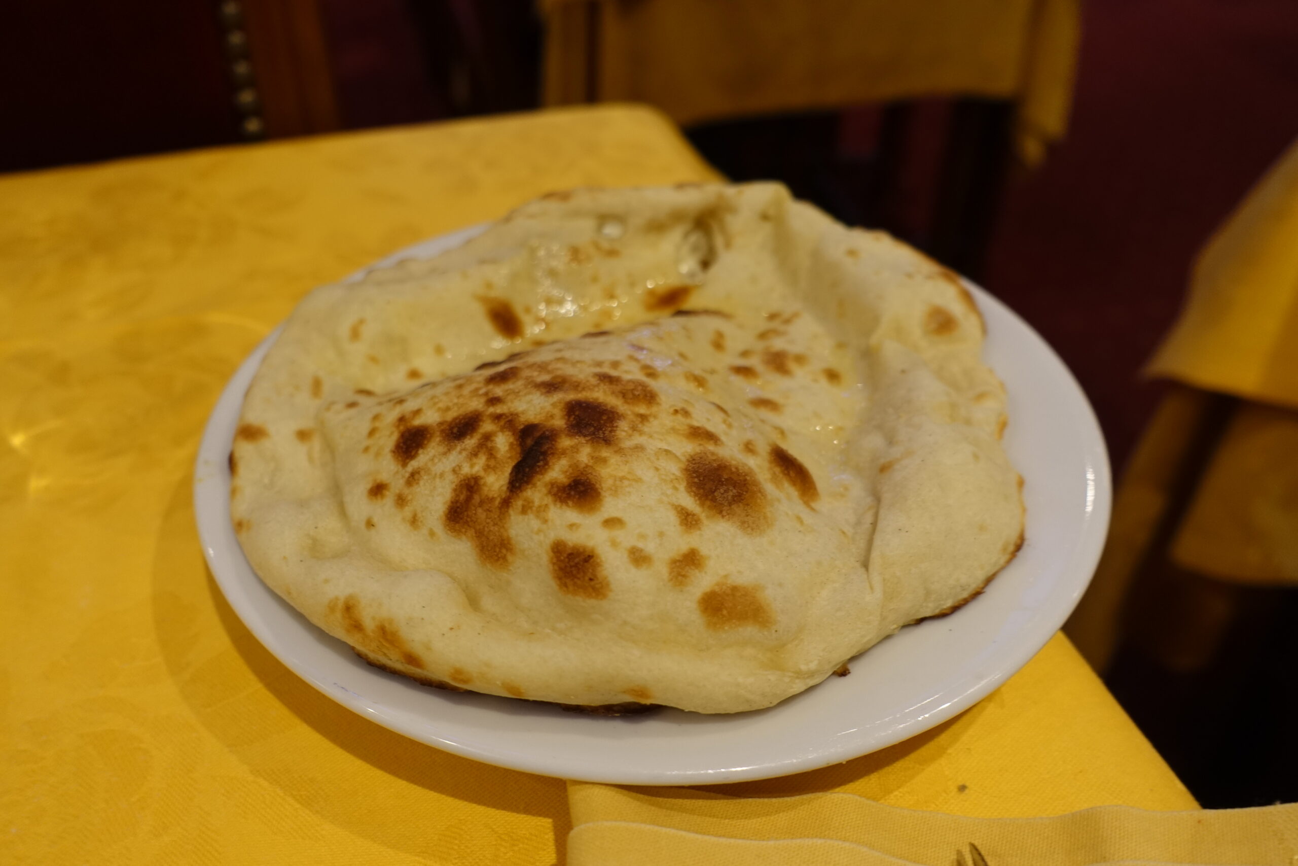 パリ・モンパルナスのインド料理店のチーズナン