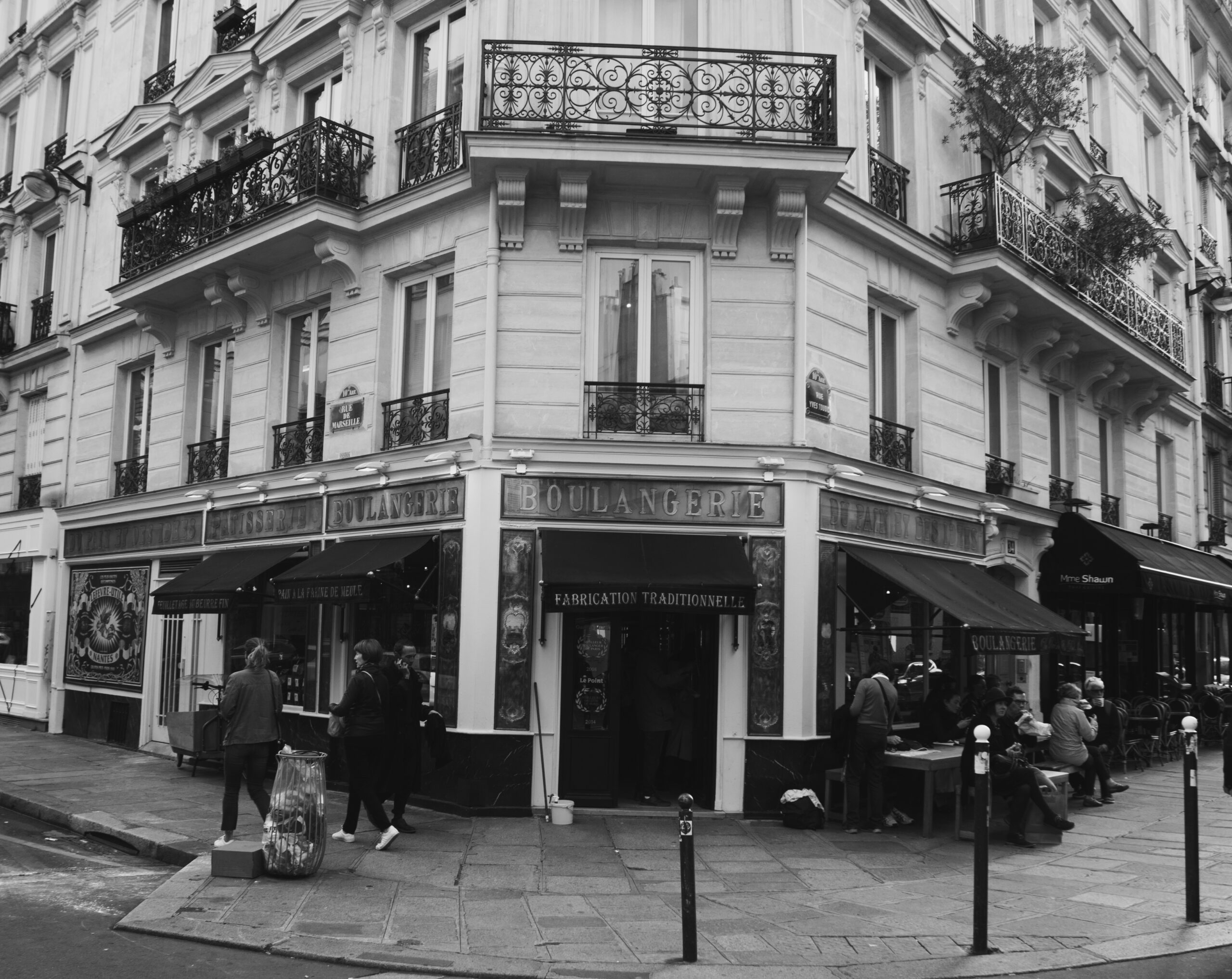ブーランジュリー「デュ・パン・エ・デ・ジデ」の角の店構え（モノクロ）
