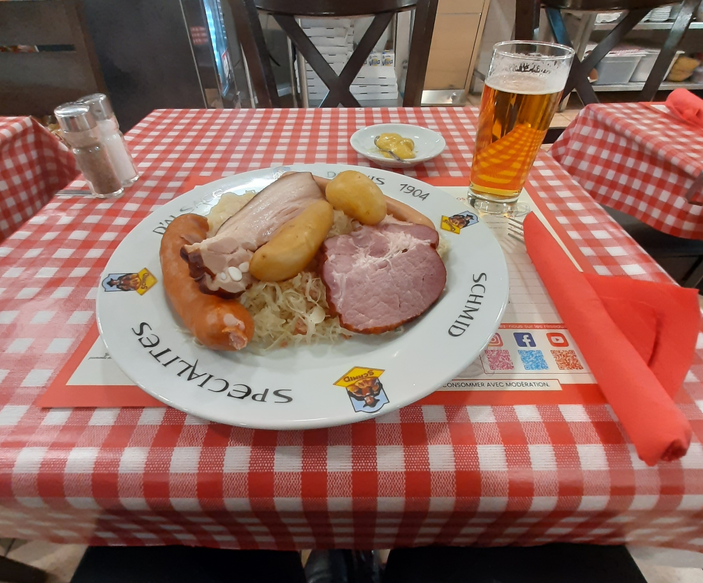 パリのブラッスリーのシュークルート。ソーセージや豚肉、じゃがいもとビール