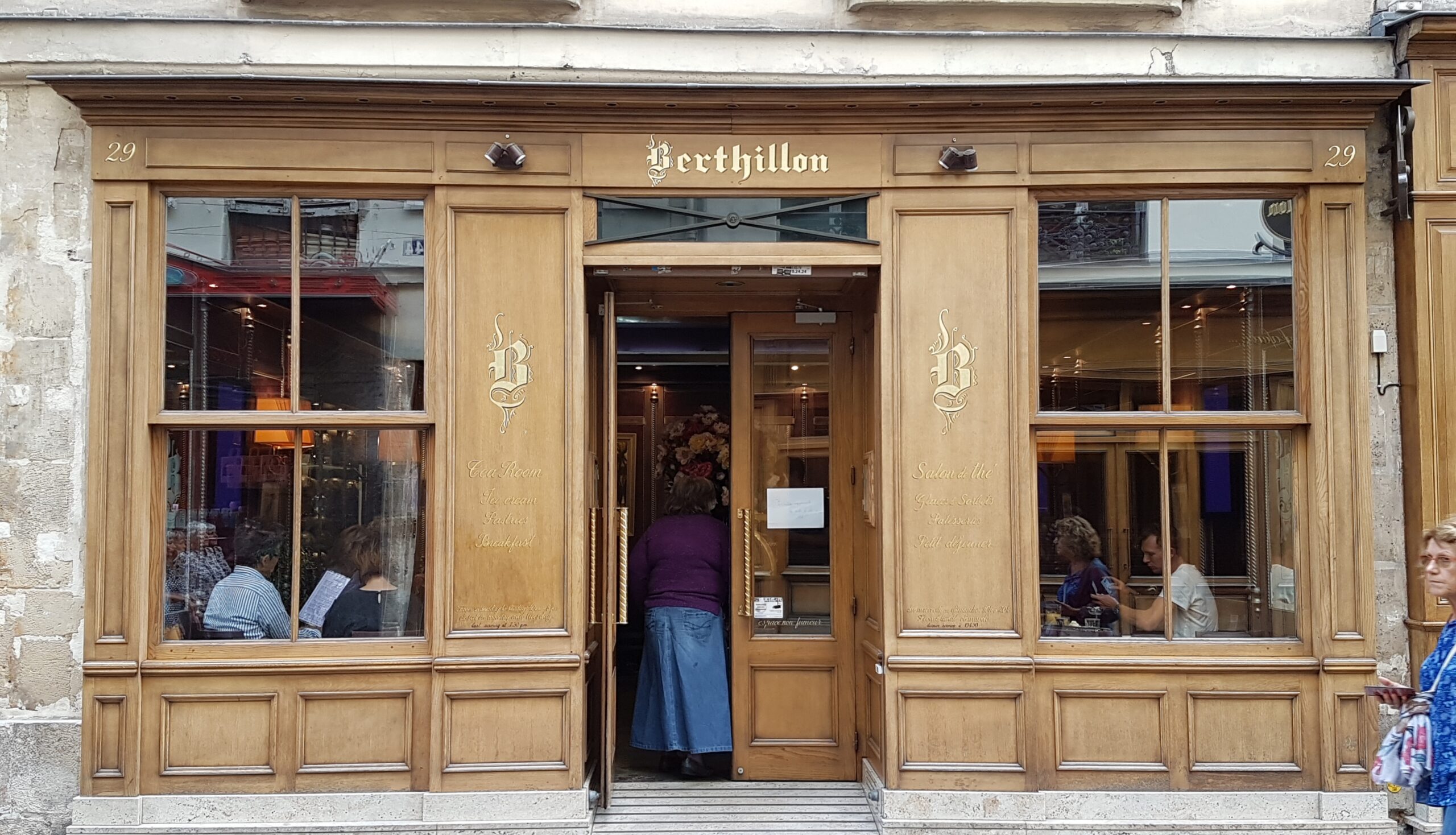 サン・ルイ島のベルティヨンの木の店構え