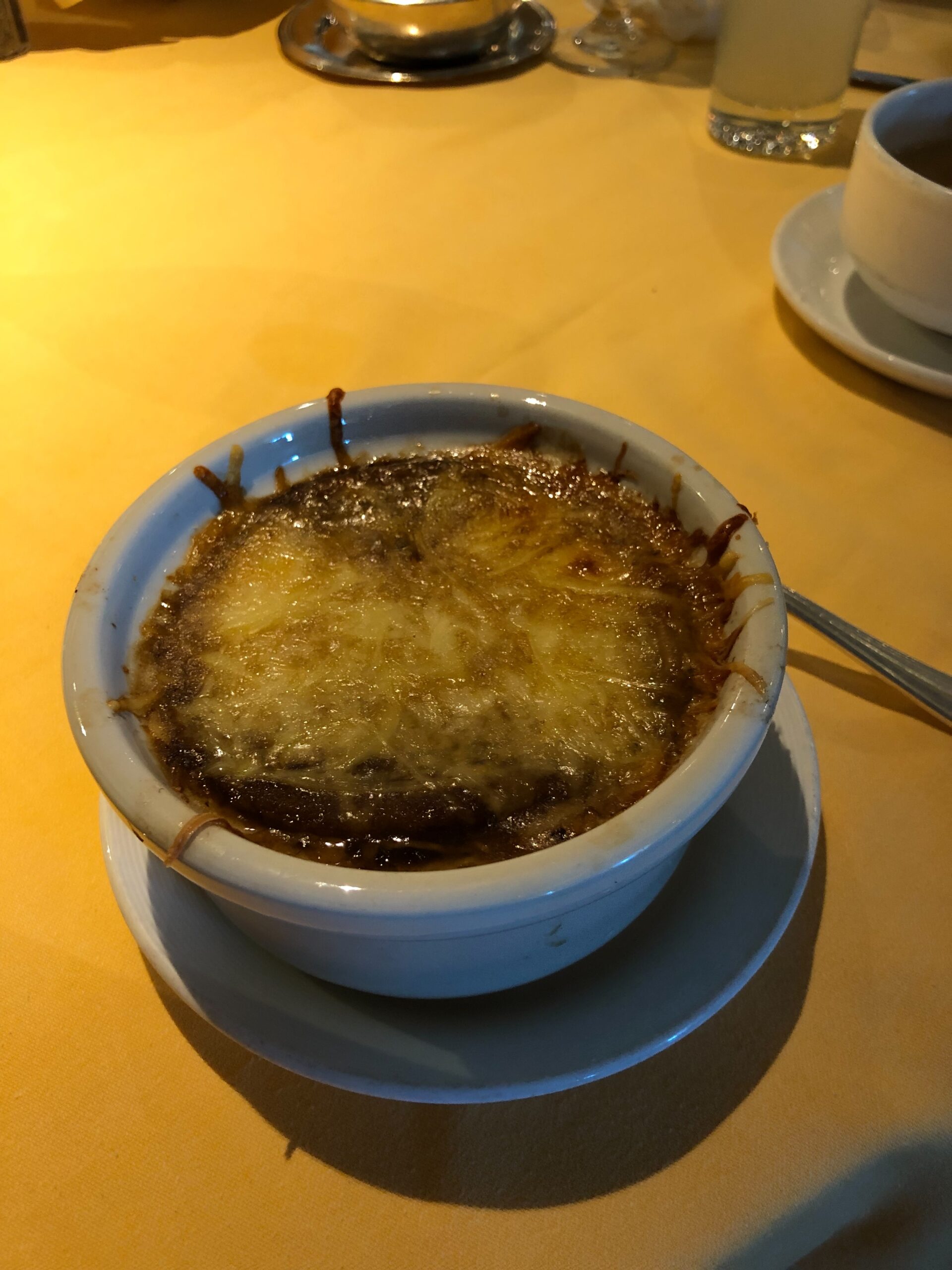 器の縁までチーズが焦げたオニオングラタンスープ