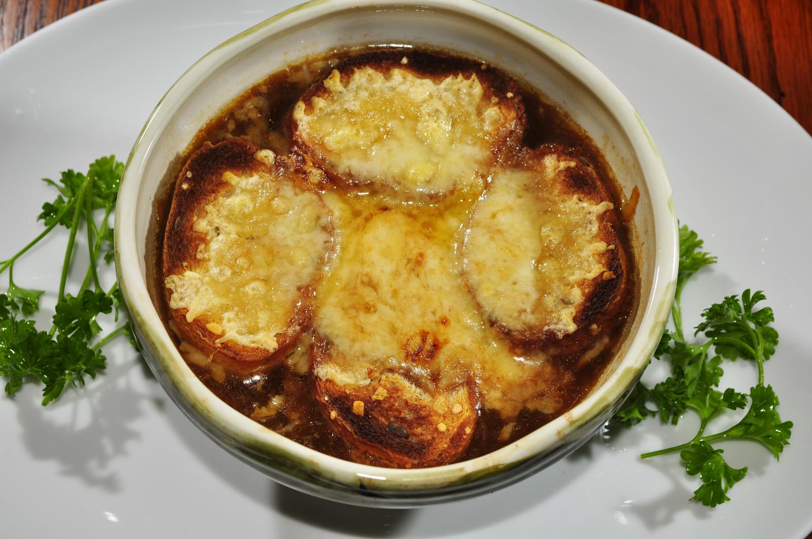 グラタン皿で焼いたオニオングラタンスープ