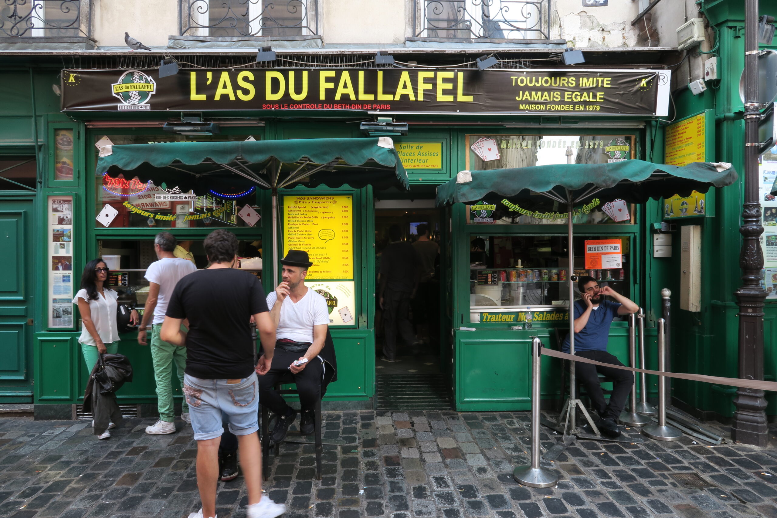 ロジエ通りのL'As du Fallafelの緑の店先と行列