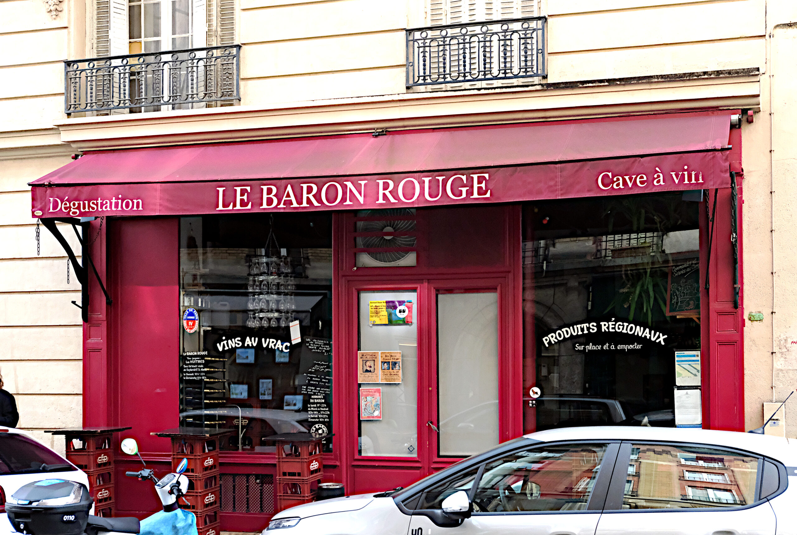 赤い店構えのLe Baron Rouge（テオフィル・ルーセル通り）