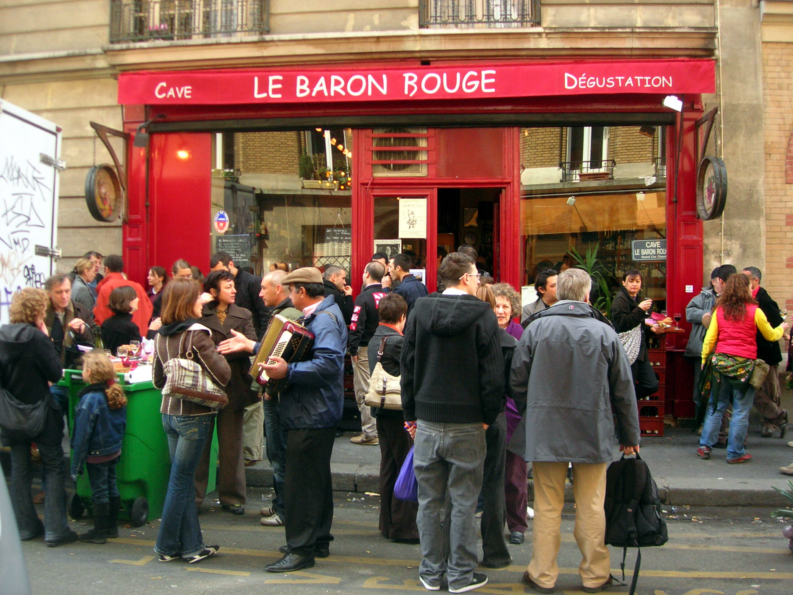 Le Baron Rougeの店の前で立ち飲みする人だかり