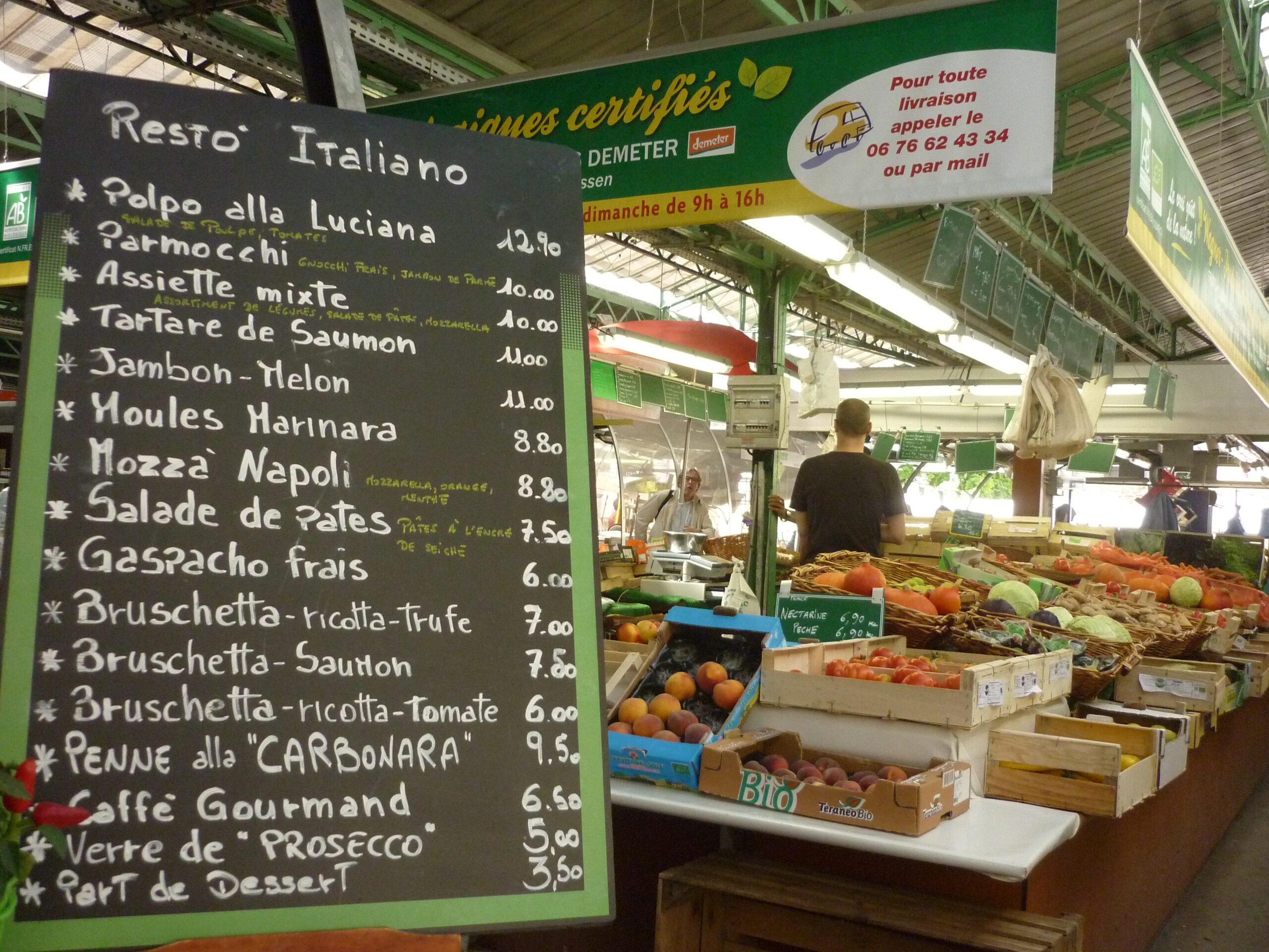 イタリア料理屋台の黒板メニューと八百屋の台