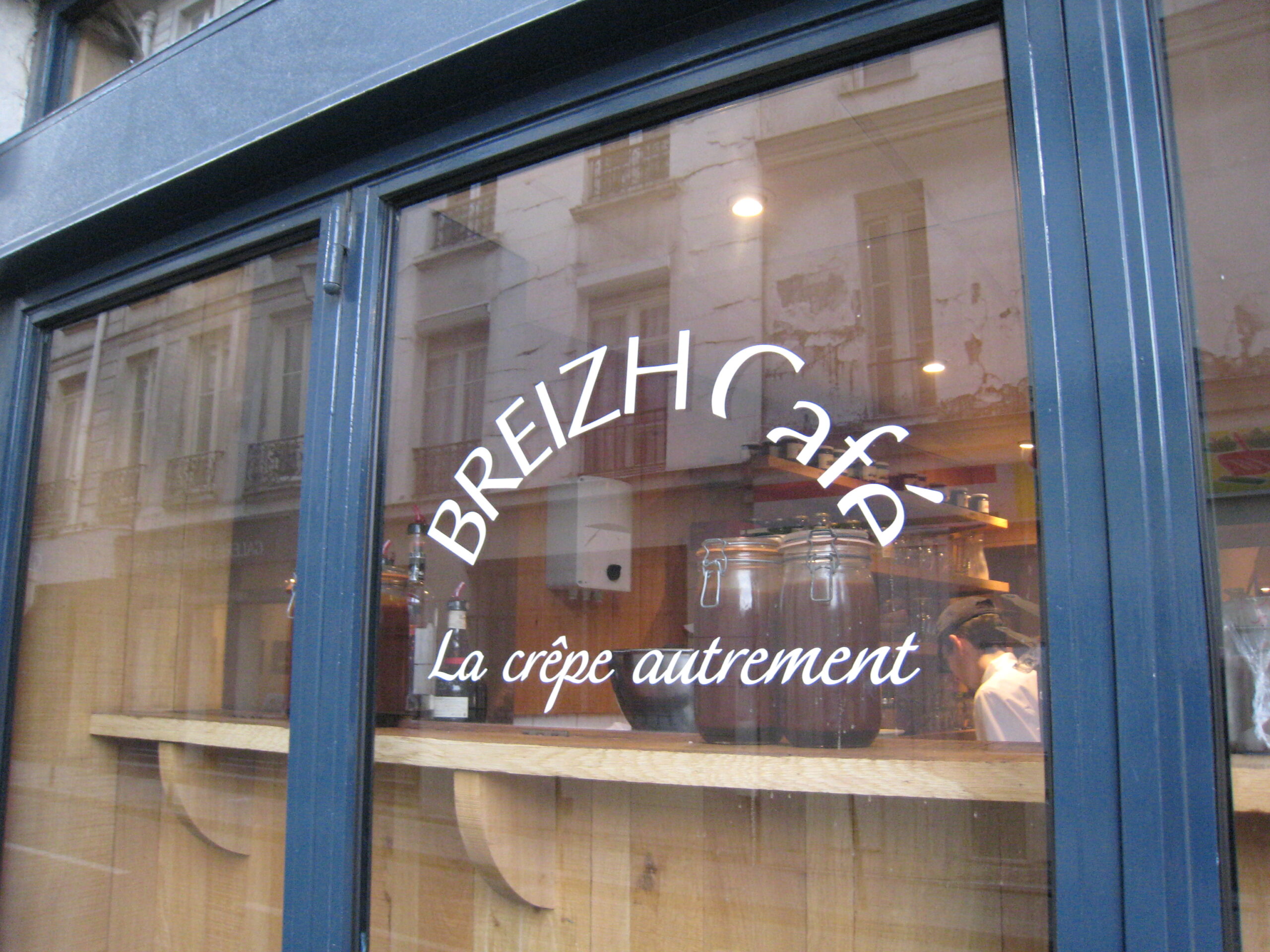 ガラス窓に「BREIZH Café」の文字