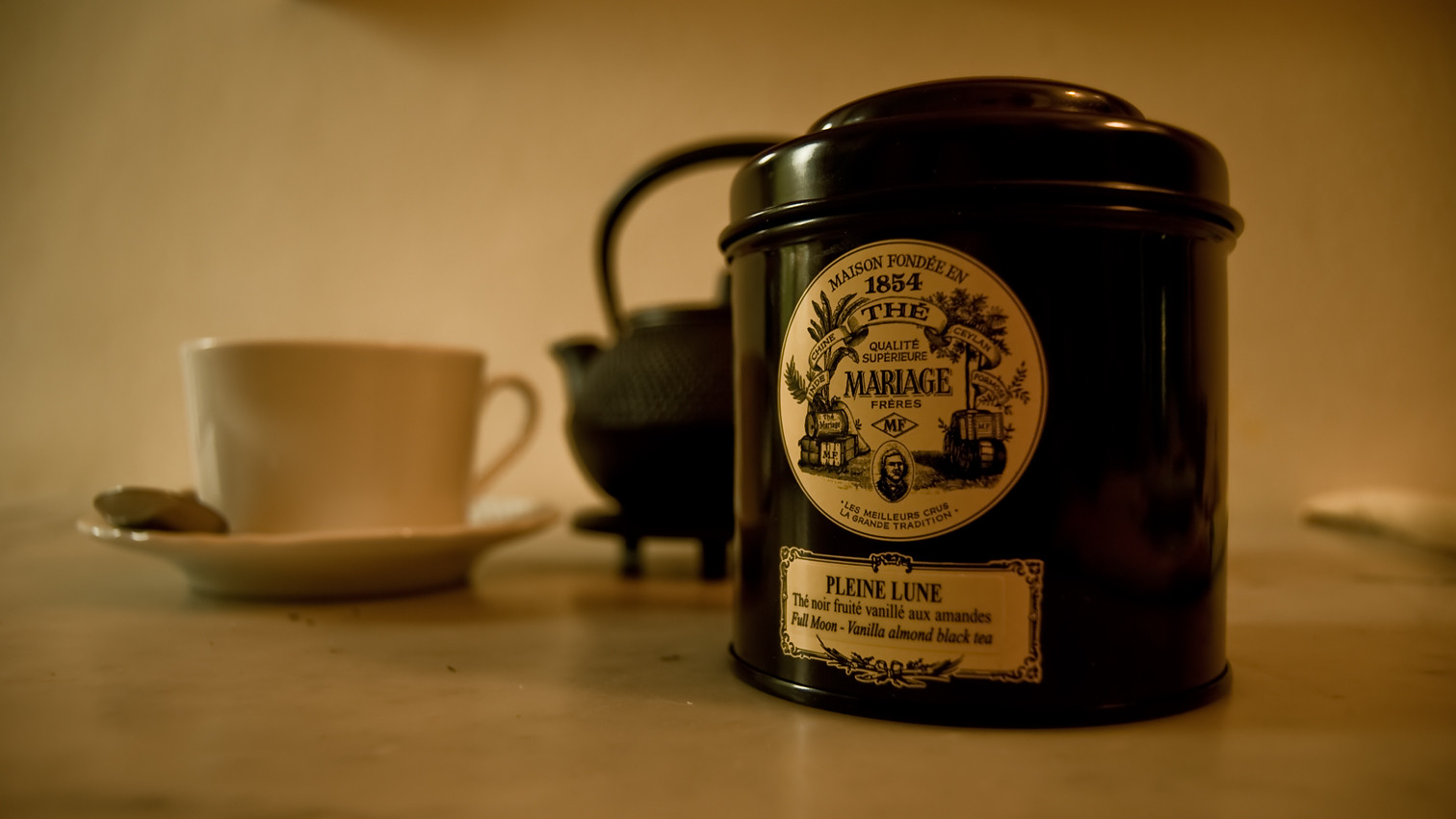 マリアージュ・フレールの黒い茶缶とティーカップ