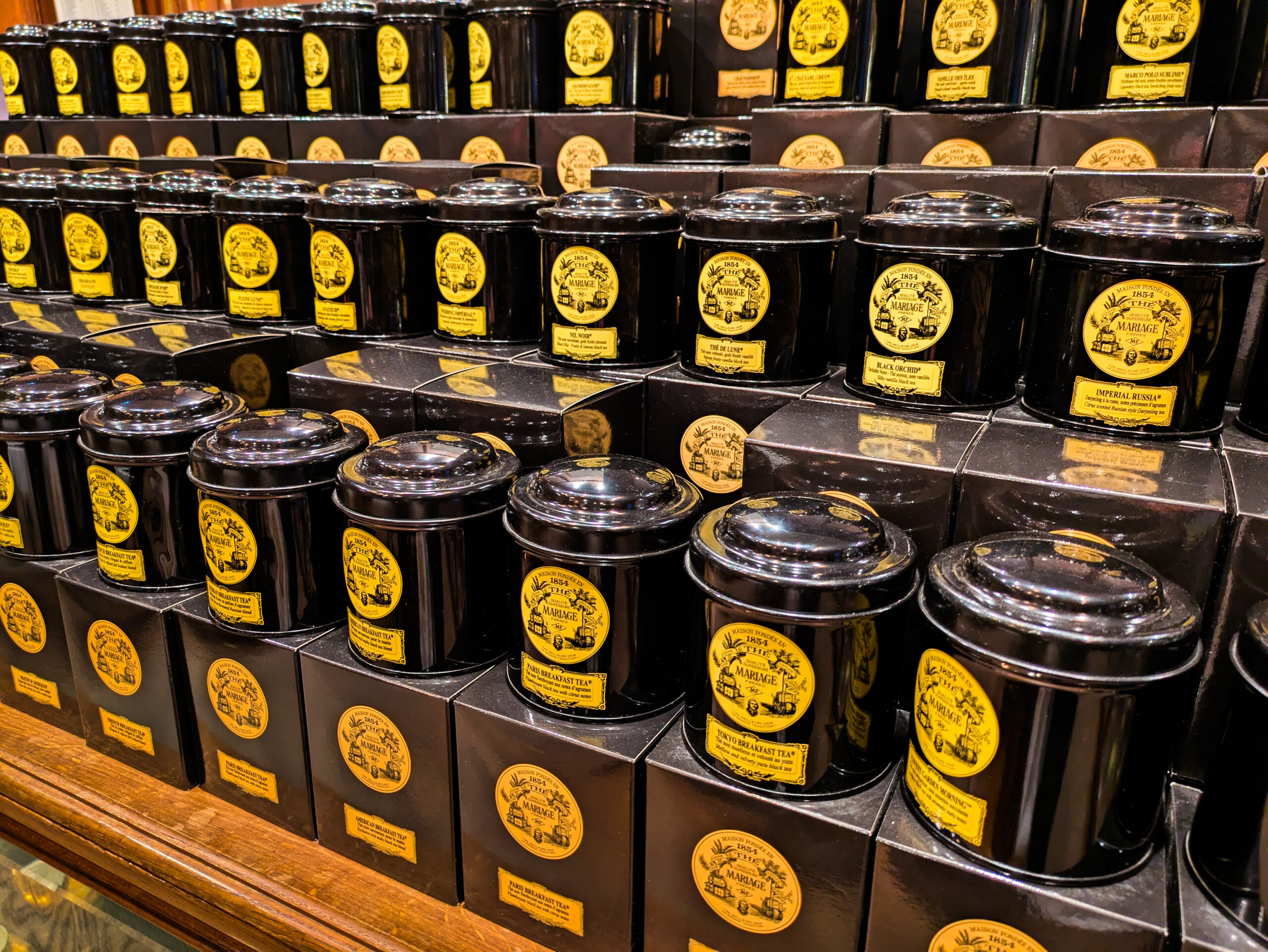 マリアージュ・フレールの店内の棚に並ぶ黒い茶缶