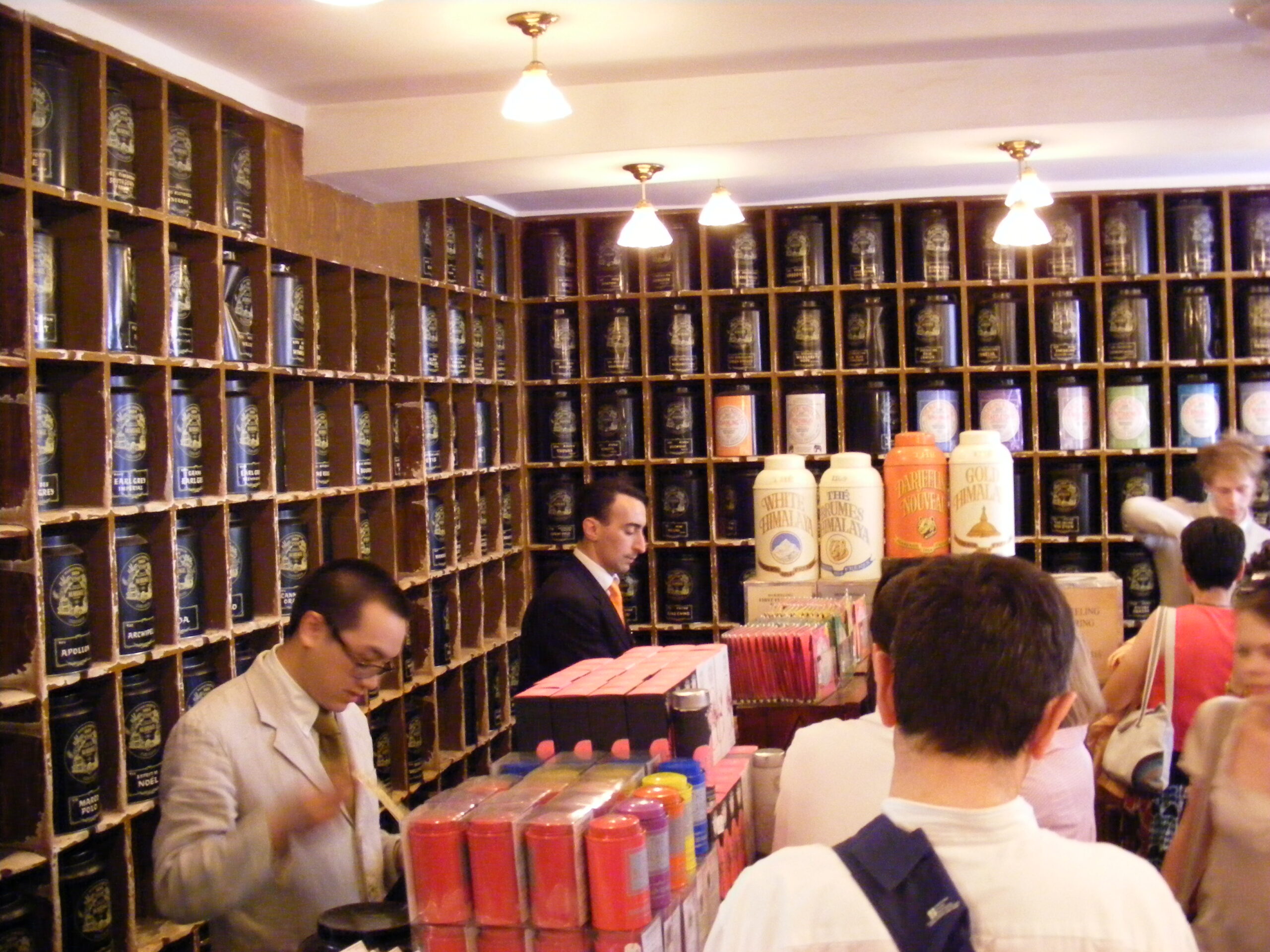 マリアージュ・フレール本店の店内、茶缶の棚