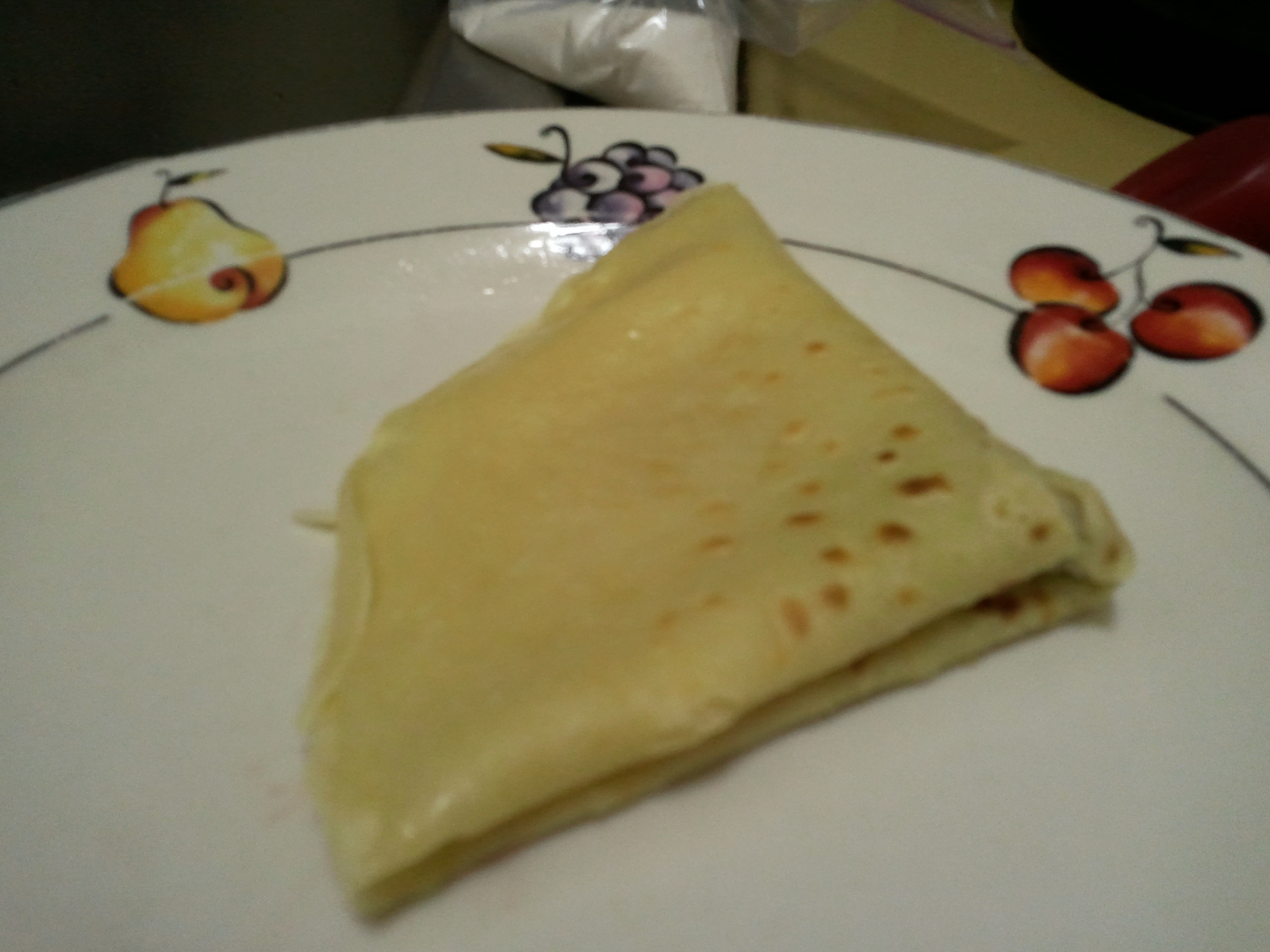 皿に折りたたんだバターと砂糖だけのクレープ