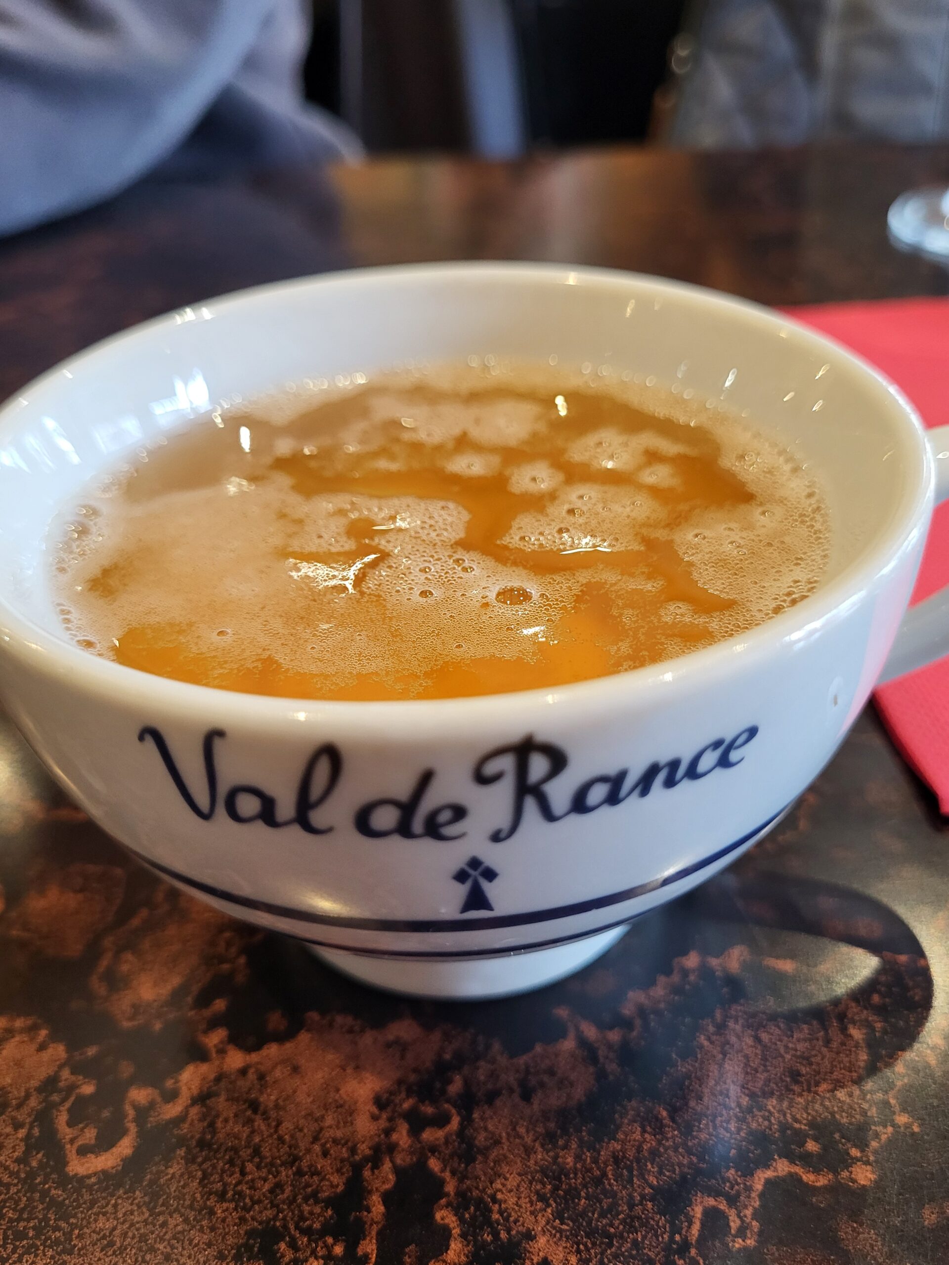 「Val de Rance」と書かれた陶器のボウル（ボレ）に注いだシードル