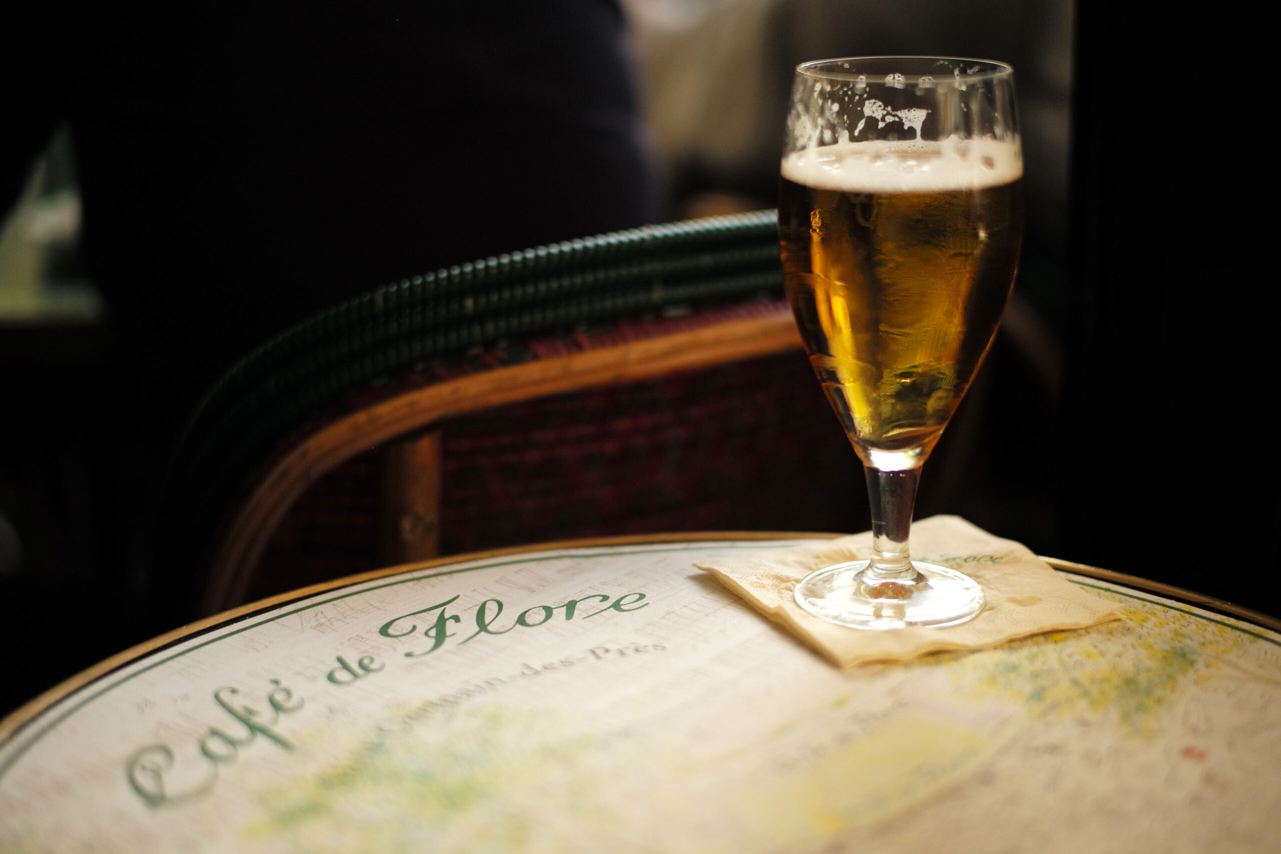 カフェ・ド・フロールの卓上の小ぶりな生ビール