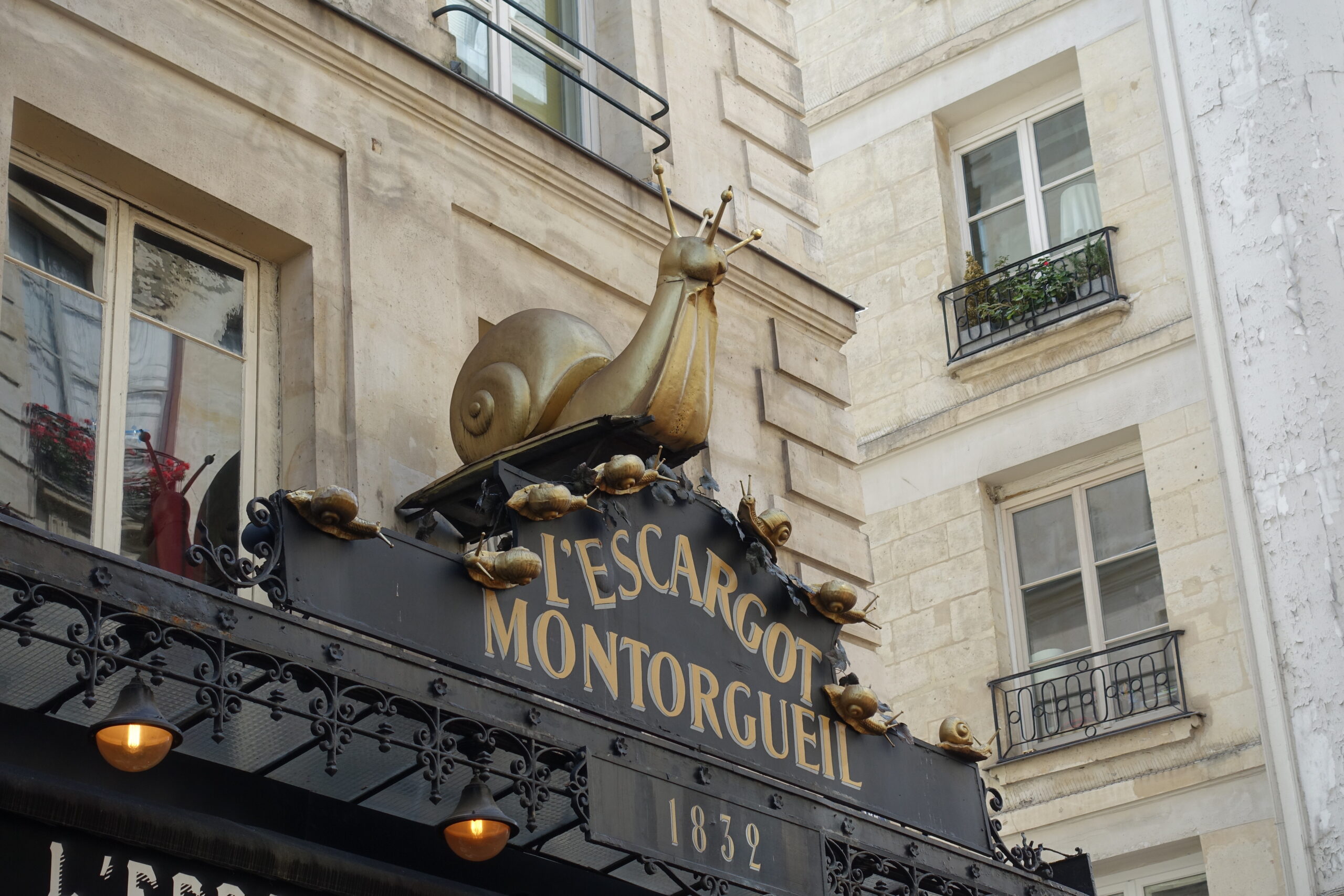 金色のカタツムリの飾りがあるL'Escargot Montorgueilの店先