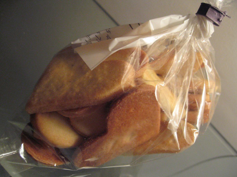 透明な袋に入った薄い丸型のバタークッキー（撮影者が poilane のタグを付けた写真）