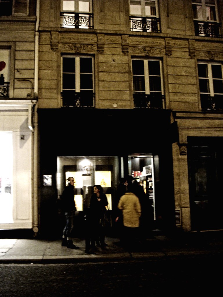 ピエール・エルメの店先にできた行列（夕方）