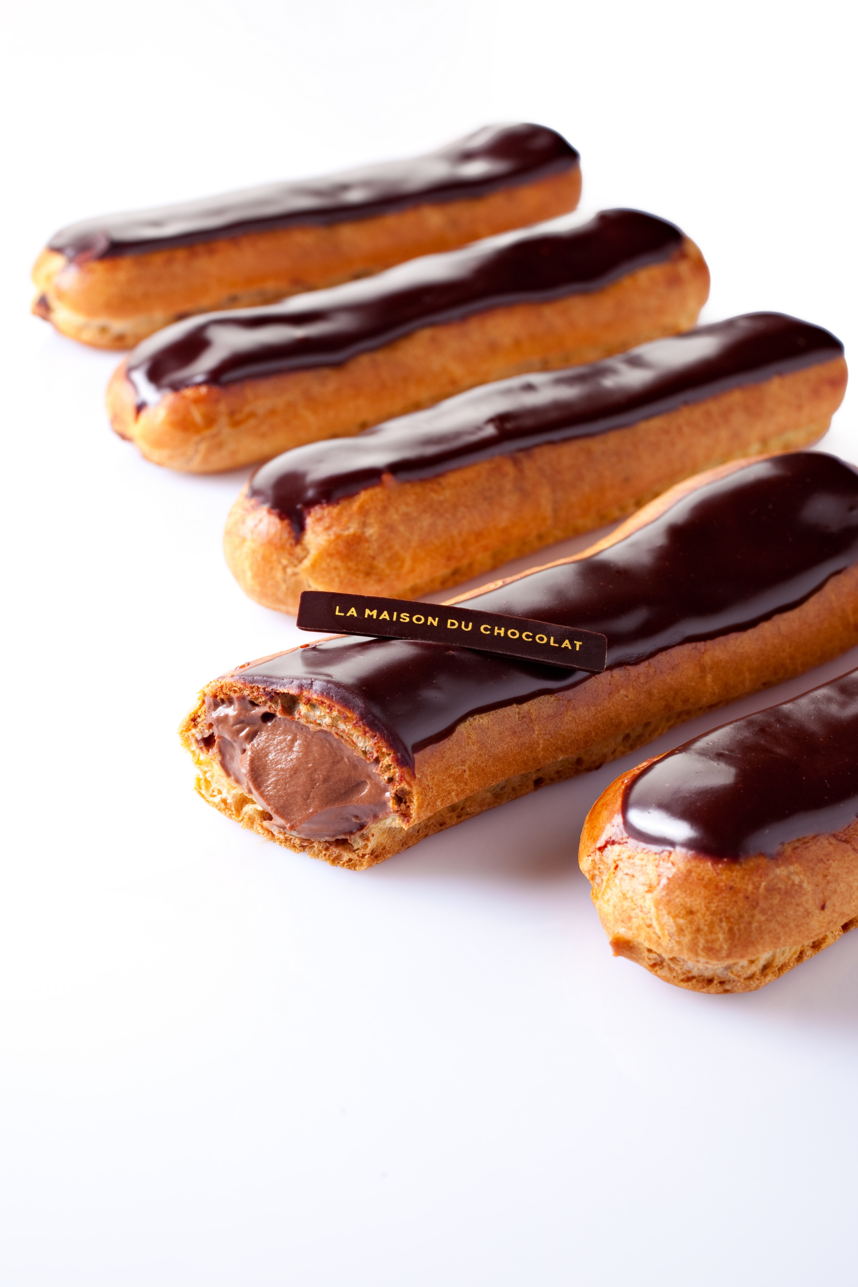 チョコレートの糖衣をかけたエクレアを数本並べ、断面にチョコクリーム