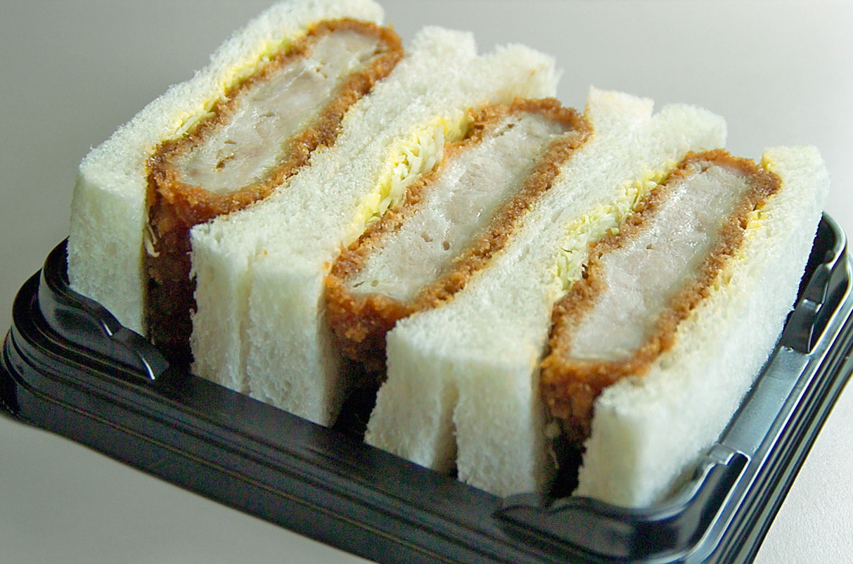 パックに並んだ日本のカツサンド