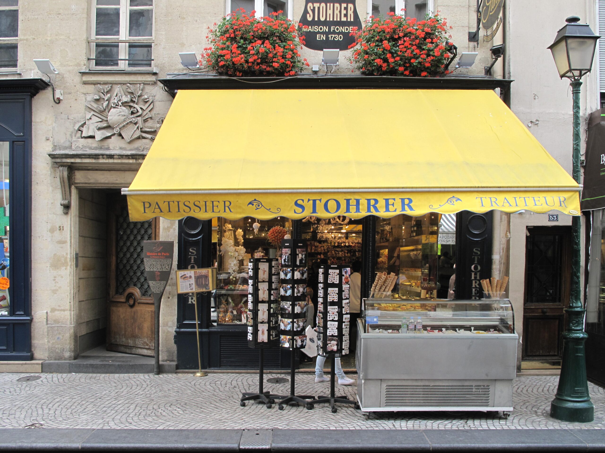 モントルグイユ通りのパティスリー・ストレールの黄色い日よけの店先