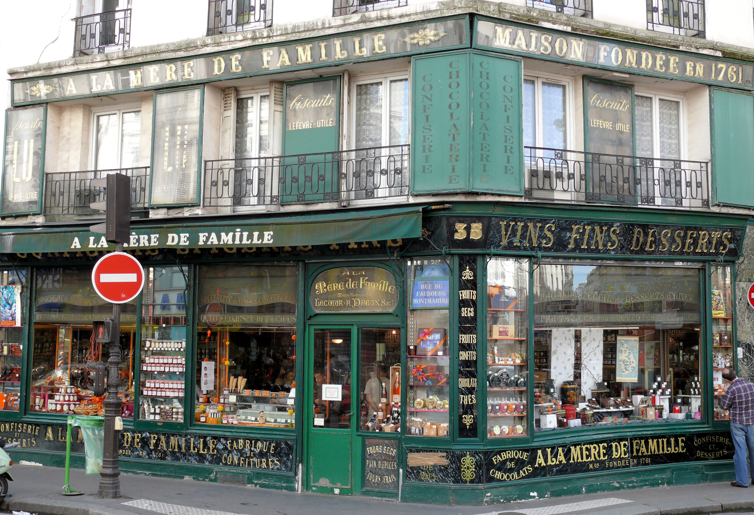 フォーブール・モンマルトル通りの角に建つ緑の店構えの À la Mère de Famille