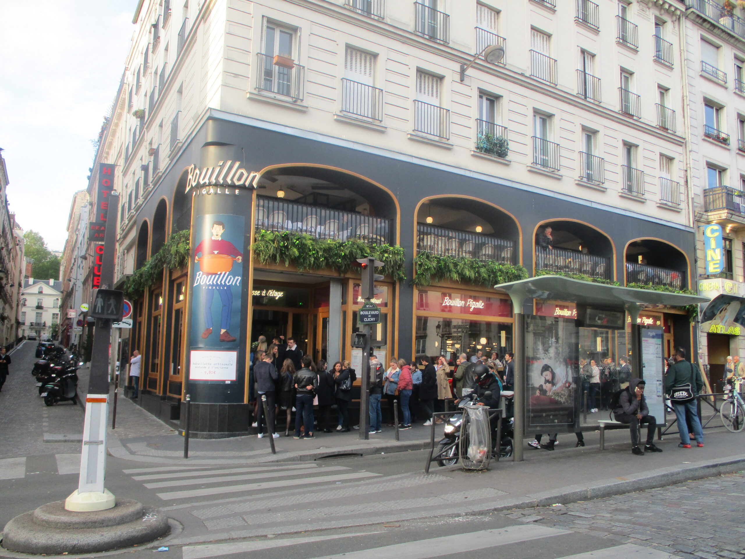 クリシー大通りの Bouillon Pigalle の店先と行列