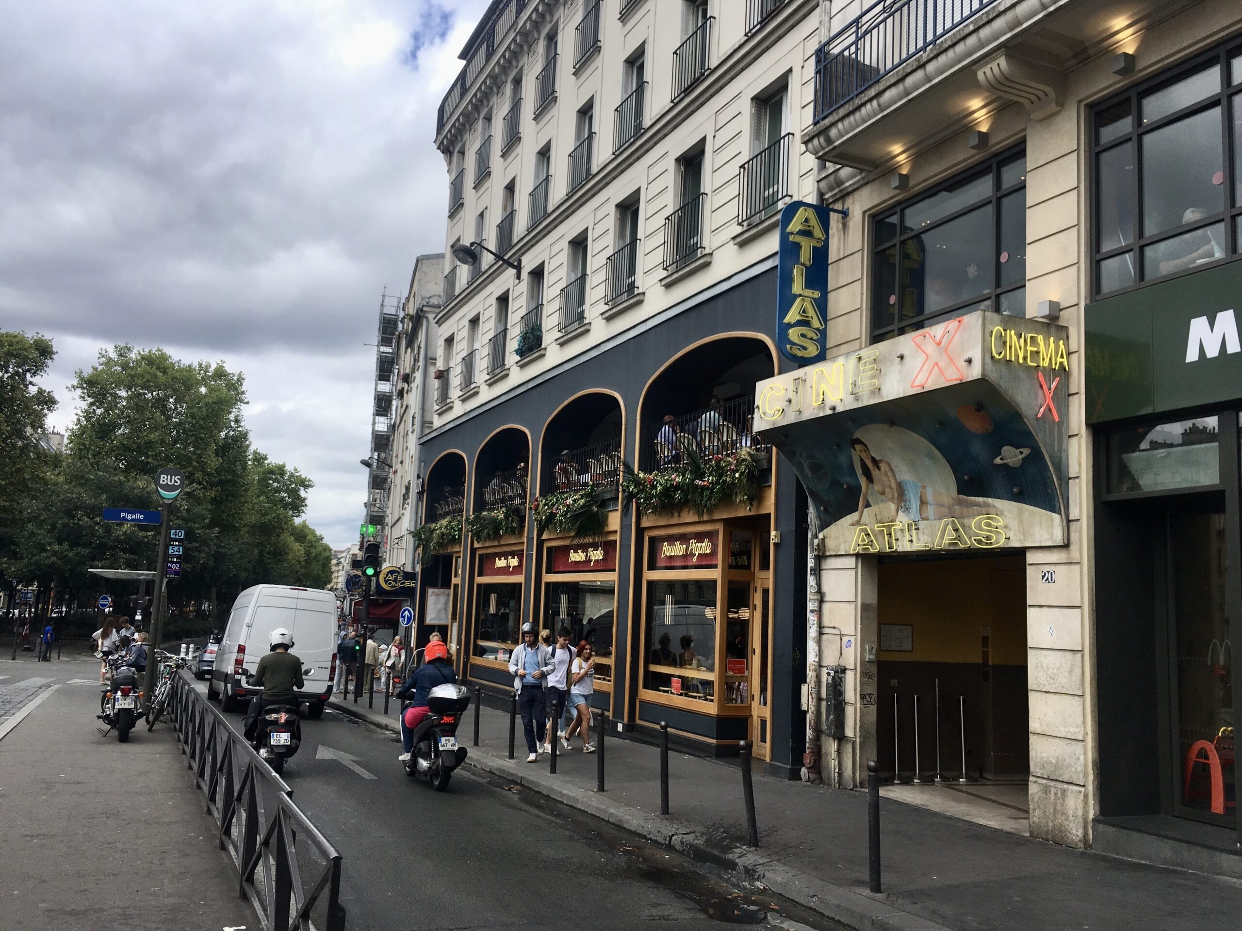 Bouillon Pigalle の外観と大通り