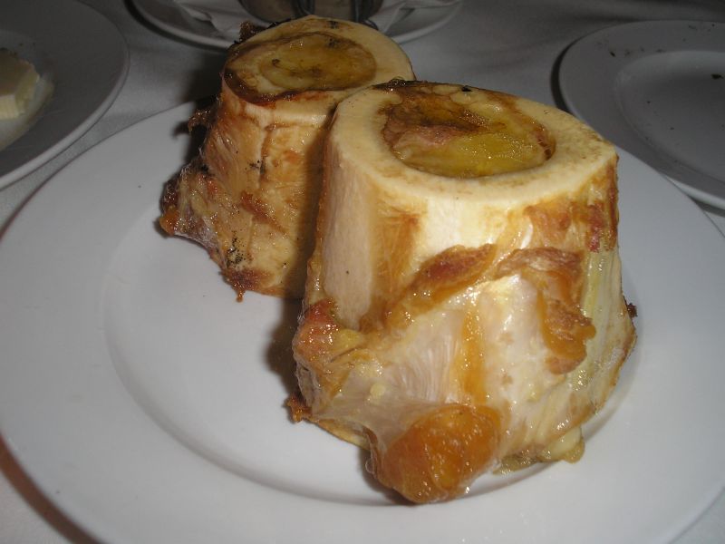 輪切りの牛骨を焼いた os à la moelle