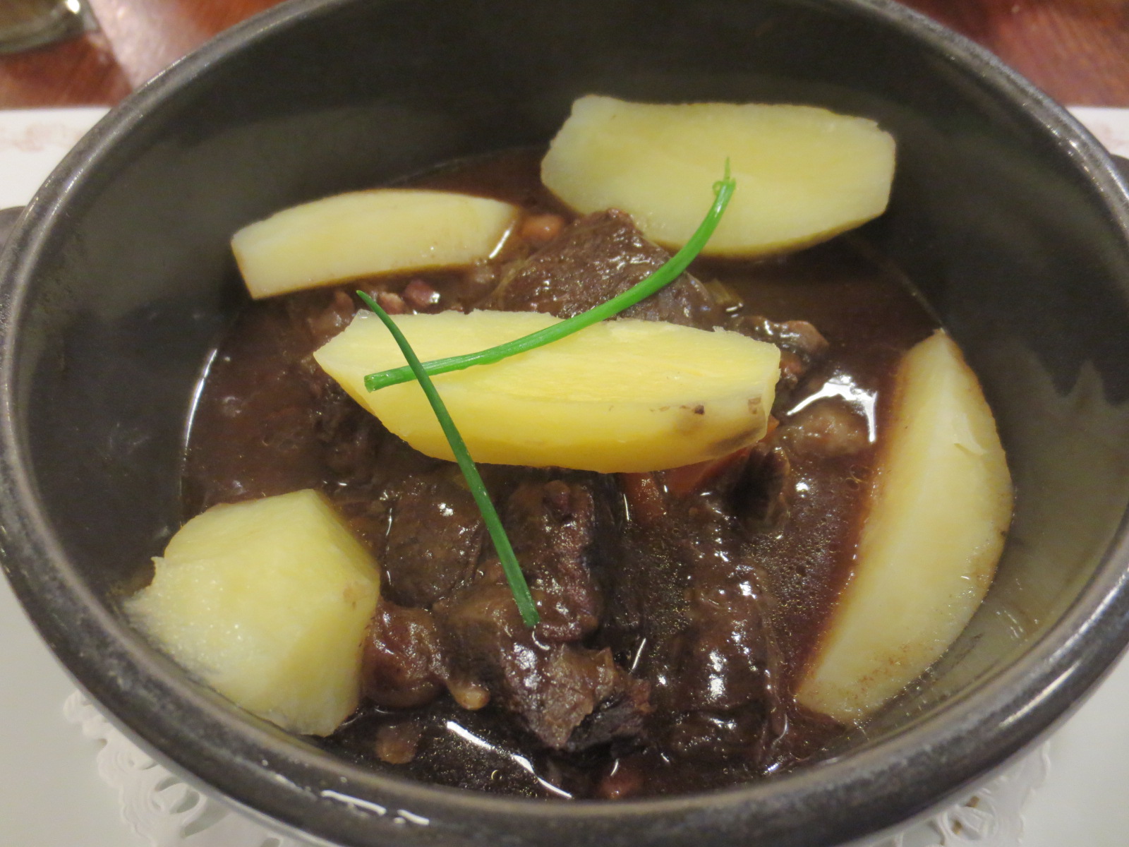 小鍋に入った赤ワイン煮の牛肉とじゃがいも