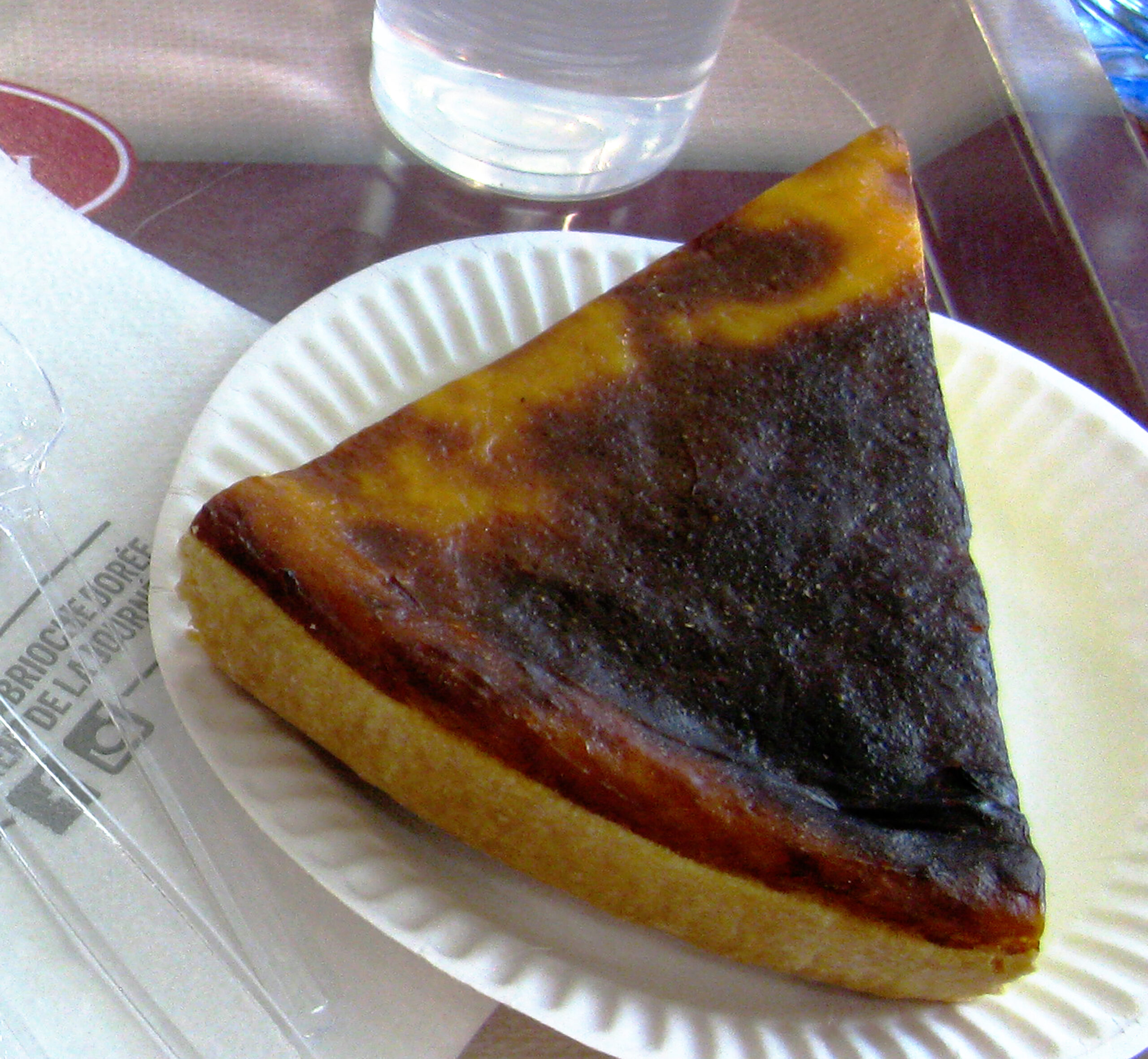 皿にのったフラン・パティシエの一切れ。焼き色の濃い表面とぷるんとした黄色い断面