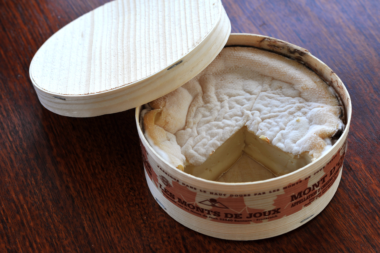 蓋を開けたトウヒの木箱の中のモン・ドール。樹皮の帯
