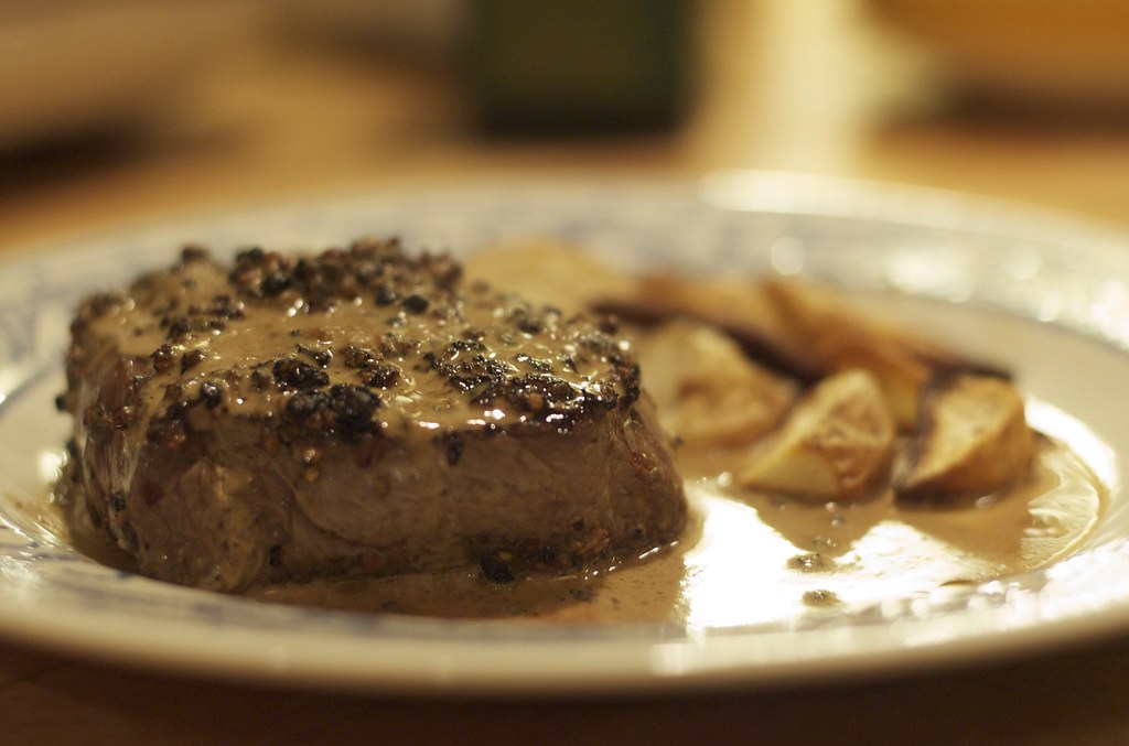 黒胡椒をまぶしたステーキとじゃがいも