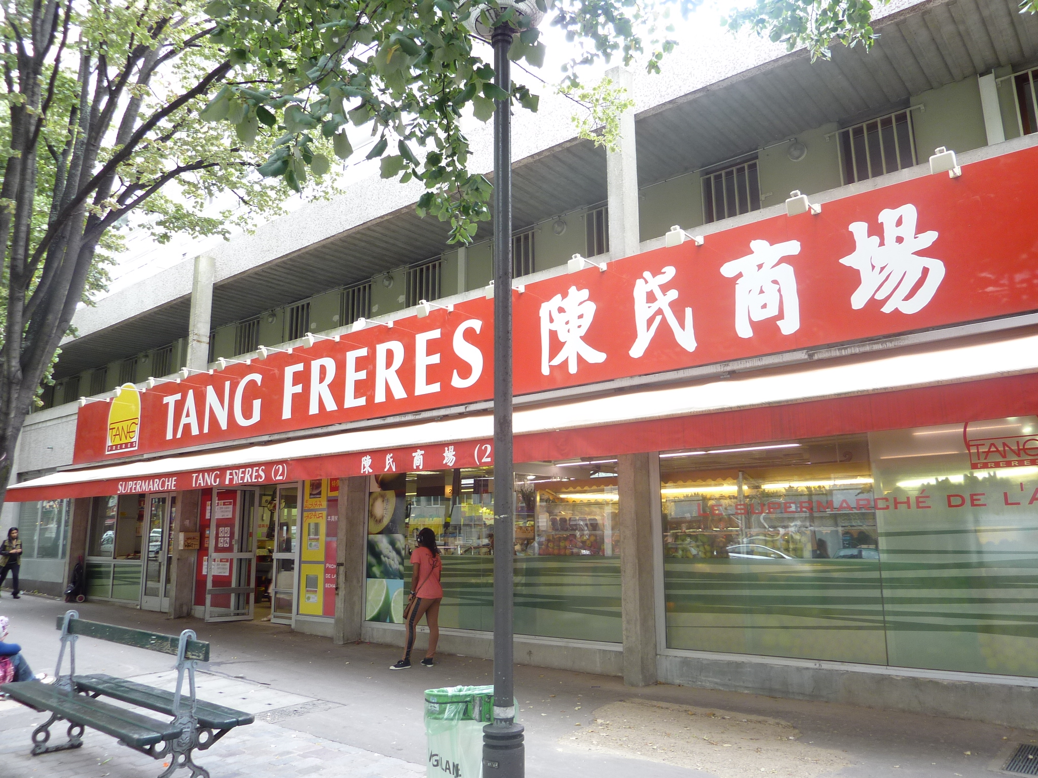 13区の Tang Frères の店先、赤い看板