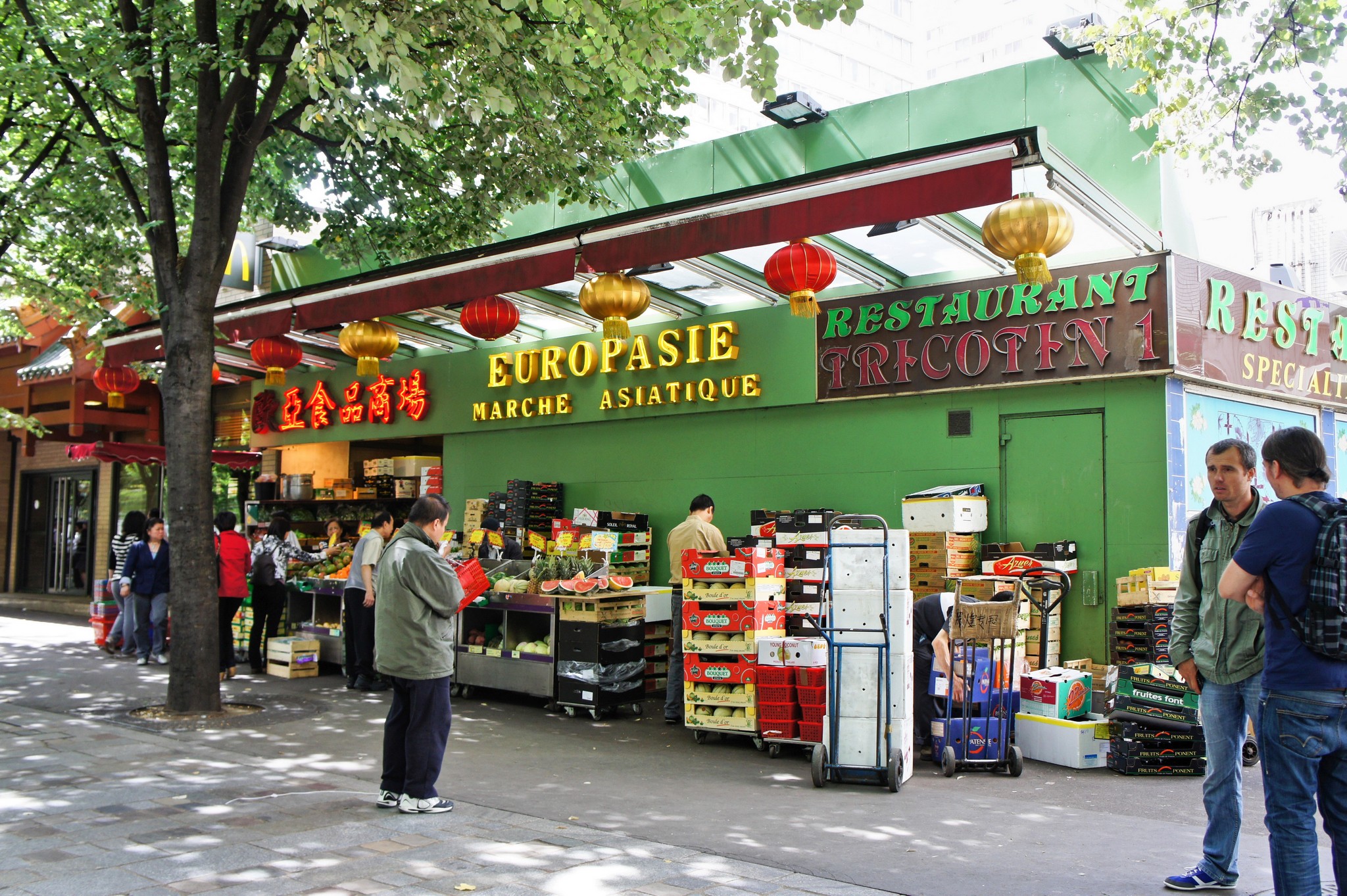 13区ショワジー大通りのアジア食材店と八百屋