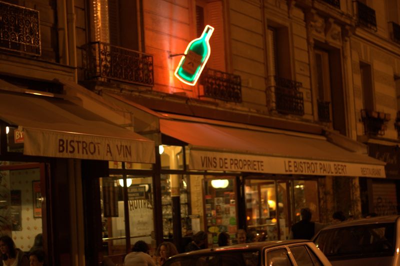 夜の Le Bistrot Paul Bert の店先