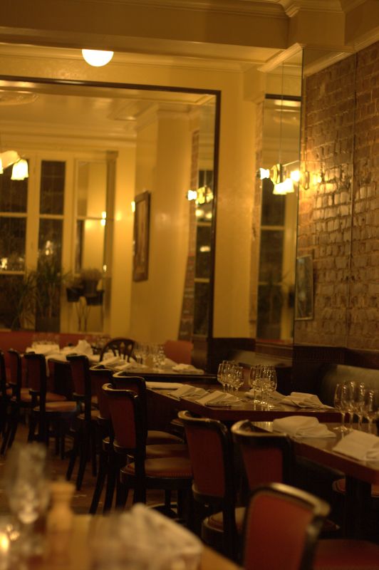 Le Bistrot Paul Bert の店内、テーブル席