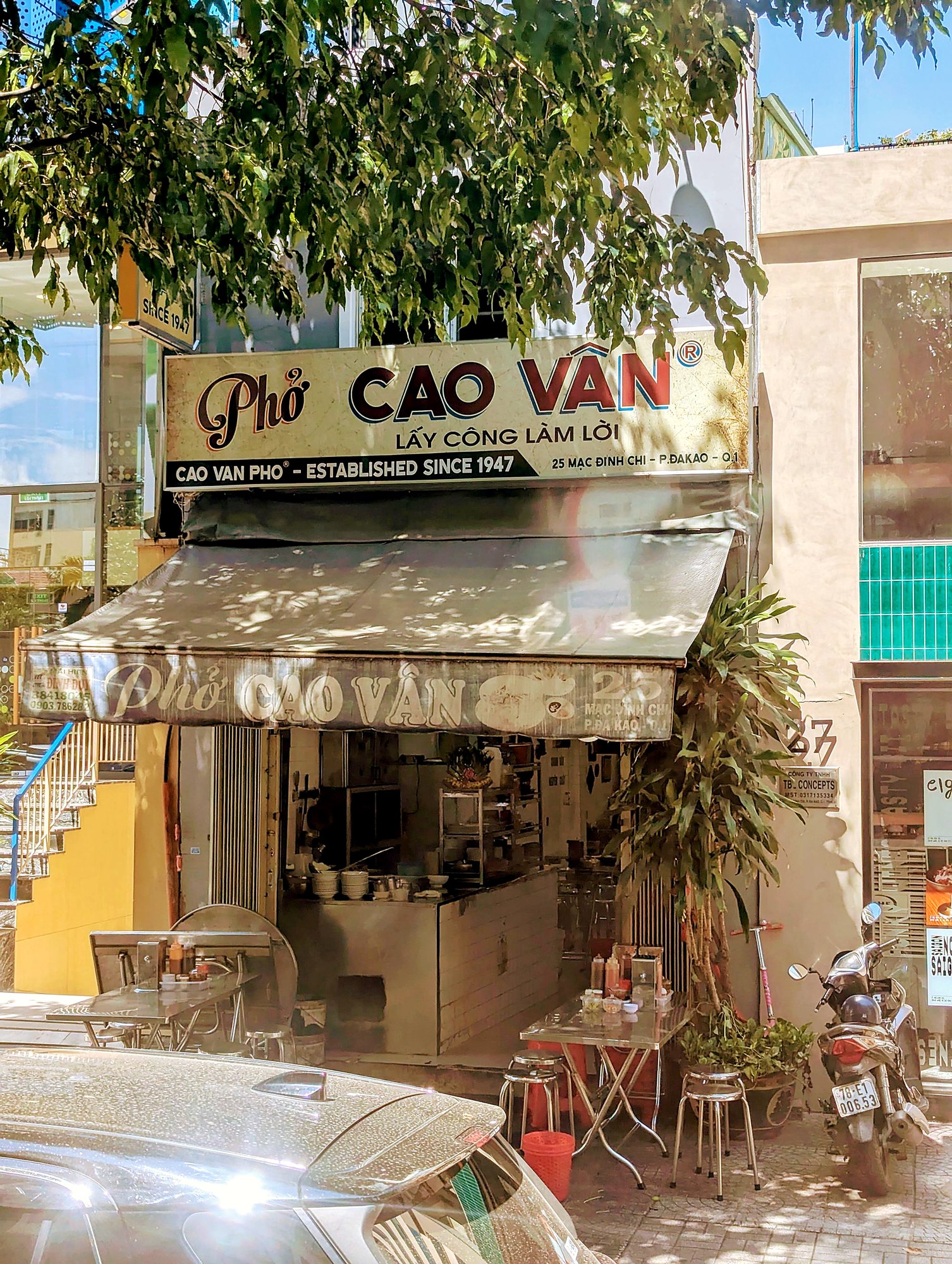 白い壁に「Phở CAO VÂN」の看板を掲げた古いフォー店の外観
