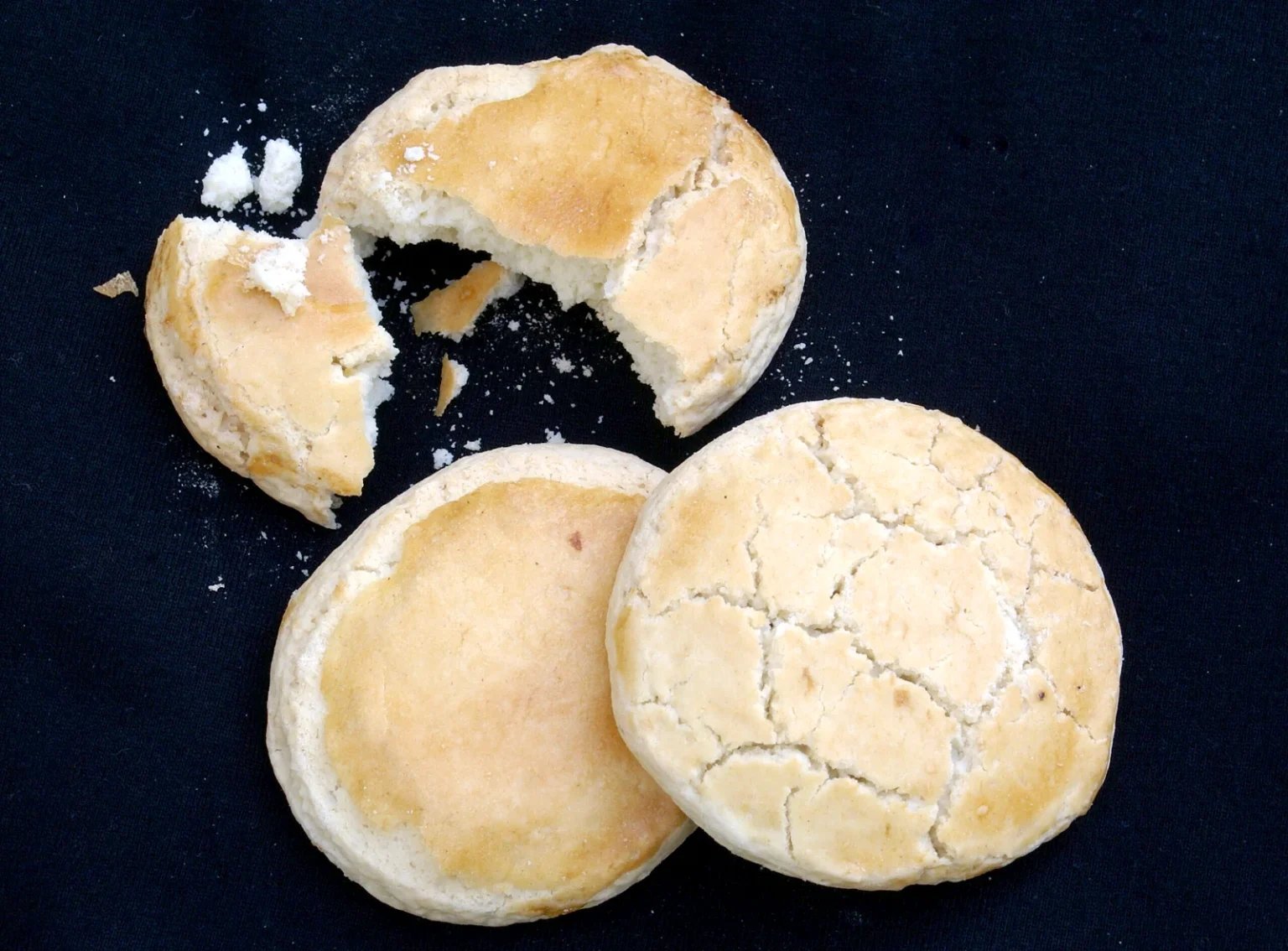 割れ目の入った白っぽい丸い焼き菓子、ボンボン・ラ・ルルート