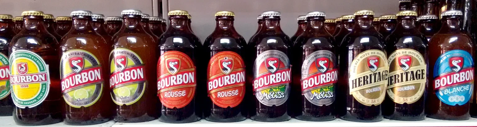 「BOURBON」のラベルが並ぶドド（ビール）の瓶の列