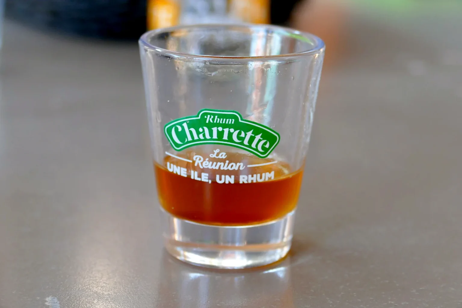 「Rhum Charrette La Réunion」のロゴ入りグラスに注がれた琥珀色のラム